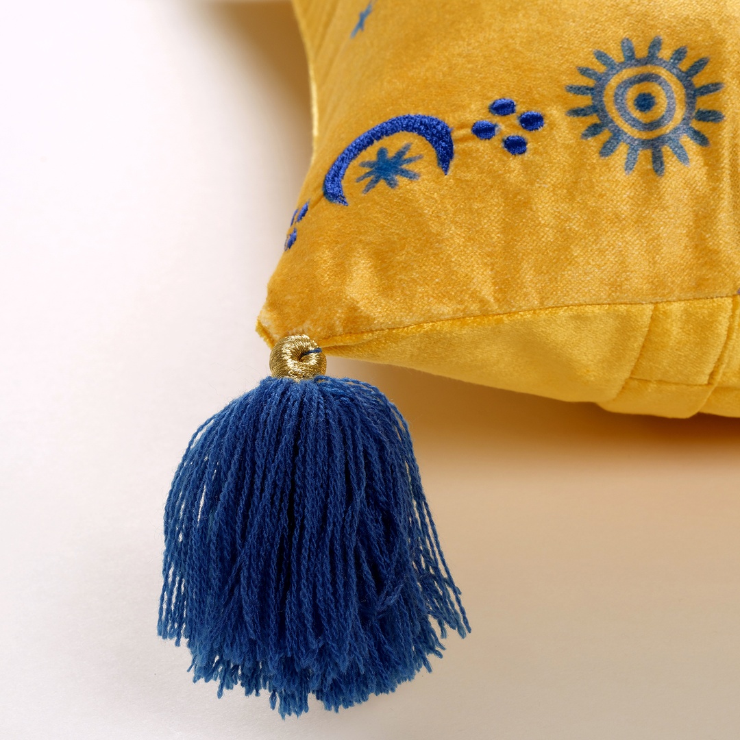 Ghunı Püsküllü Nakışlı Viskon Pamuk Kadife Dolgulu Kırlent 30x55 Cm Sarı