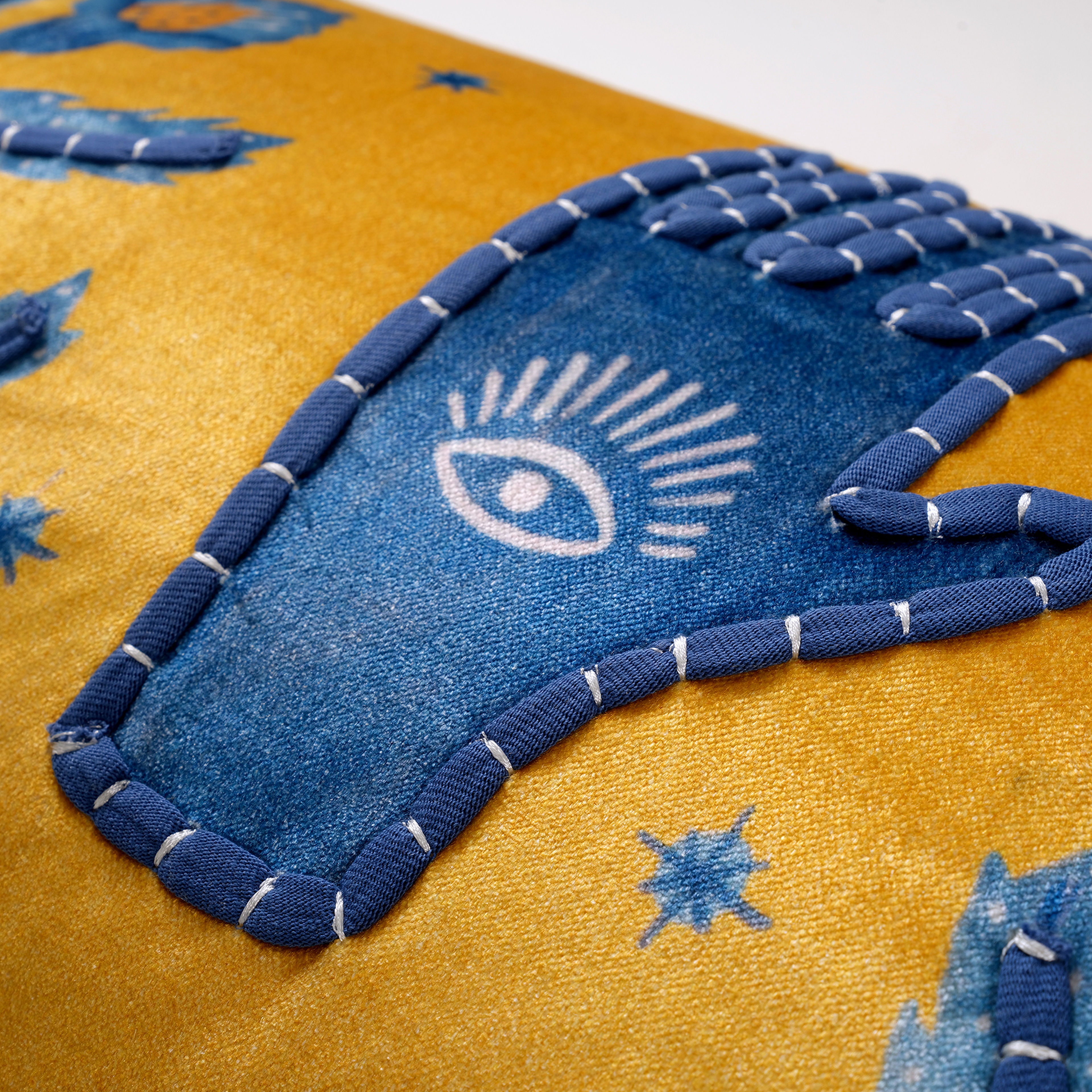 Ghunı Püsküllü Nakışlı Viskon Pamuk Kadife Dolgulu Kırlent 30x55 Cm Sarı