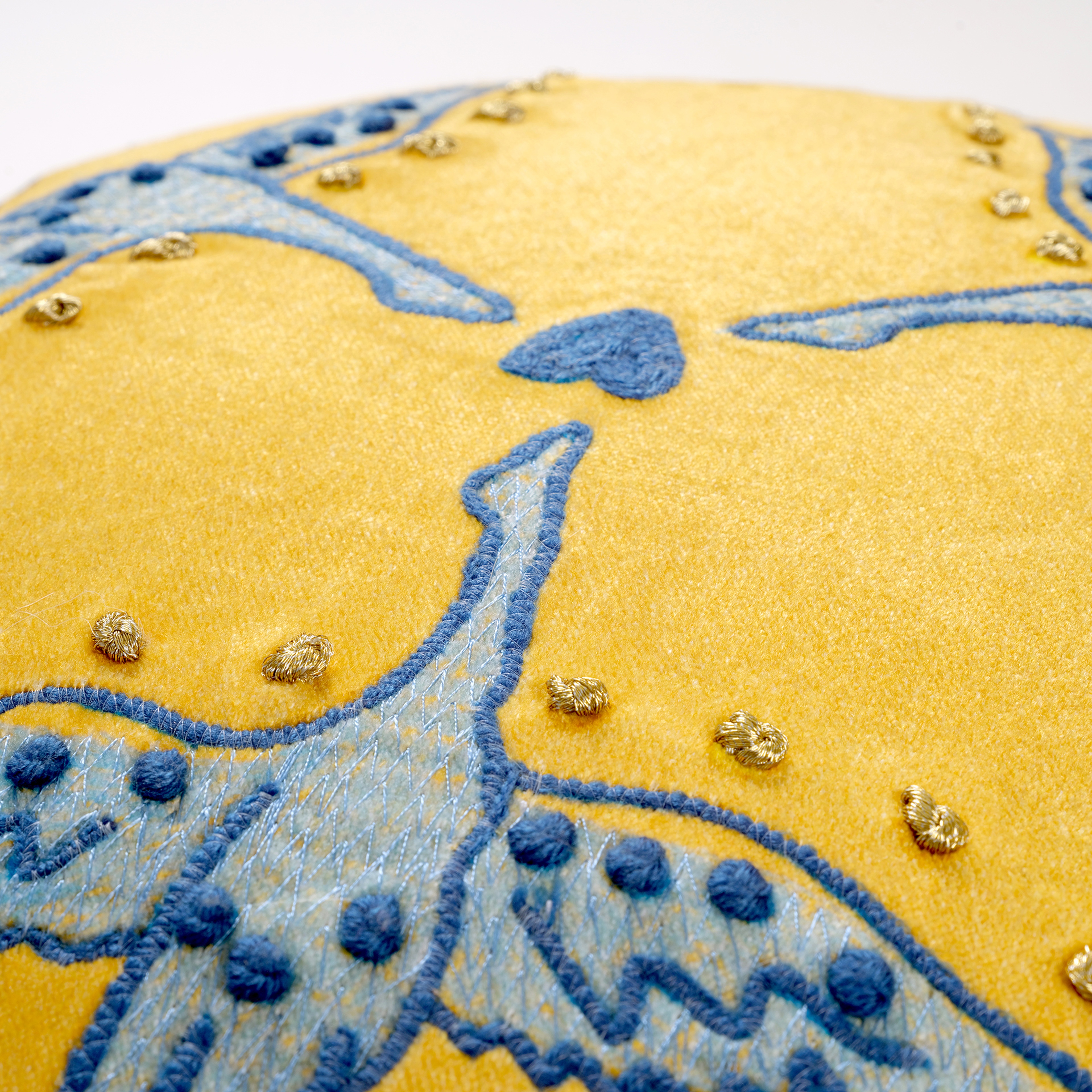 Ghunı Dijital Baskılı Nakışlı Viskon Pamuk Kadife Dolgulu Kırlent 40 Cm Sarı