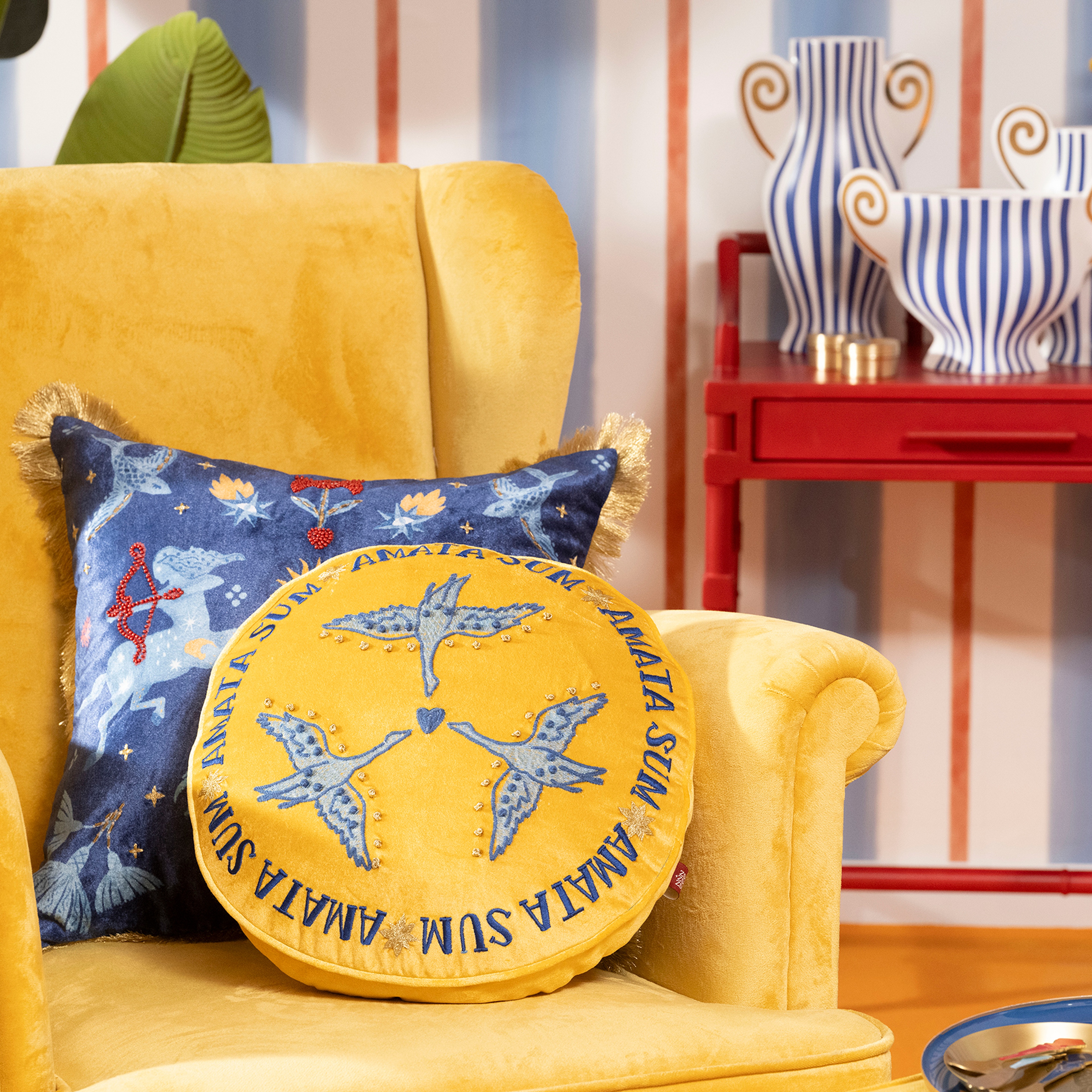 Ghunı Dijital Baskılı Nakışlı Viskon Pamuk Kadife Dolgulu Kırlent 40 Cm Sarı