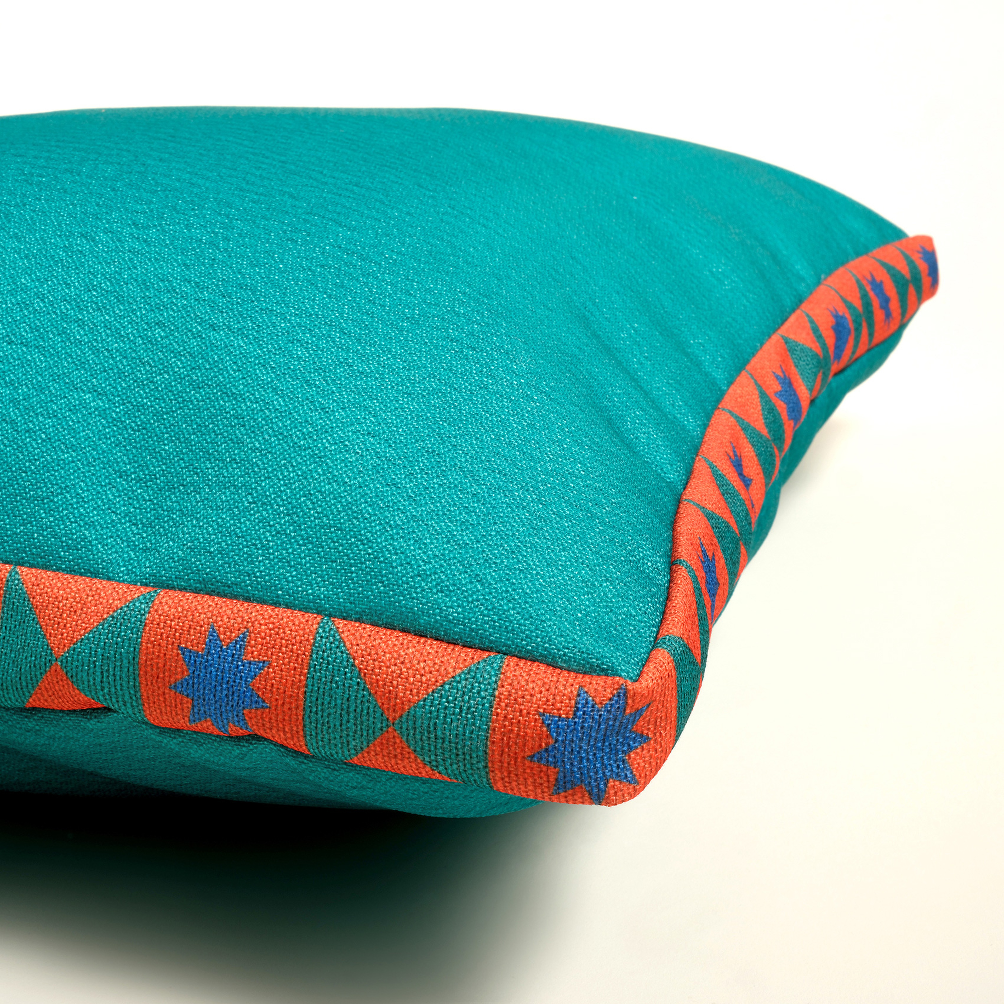 Nilüfer Dijital Baskılı Şeritli Polyester Dekoratif Kırlent 50x50 Cm Yeşil