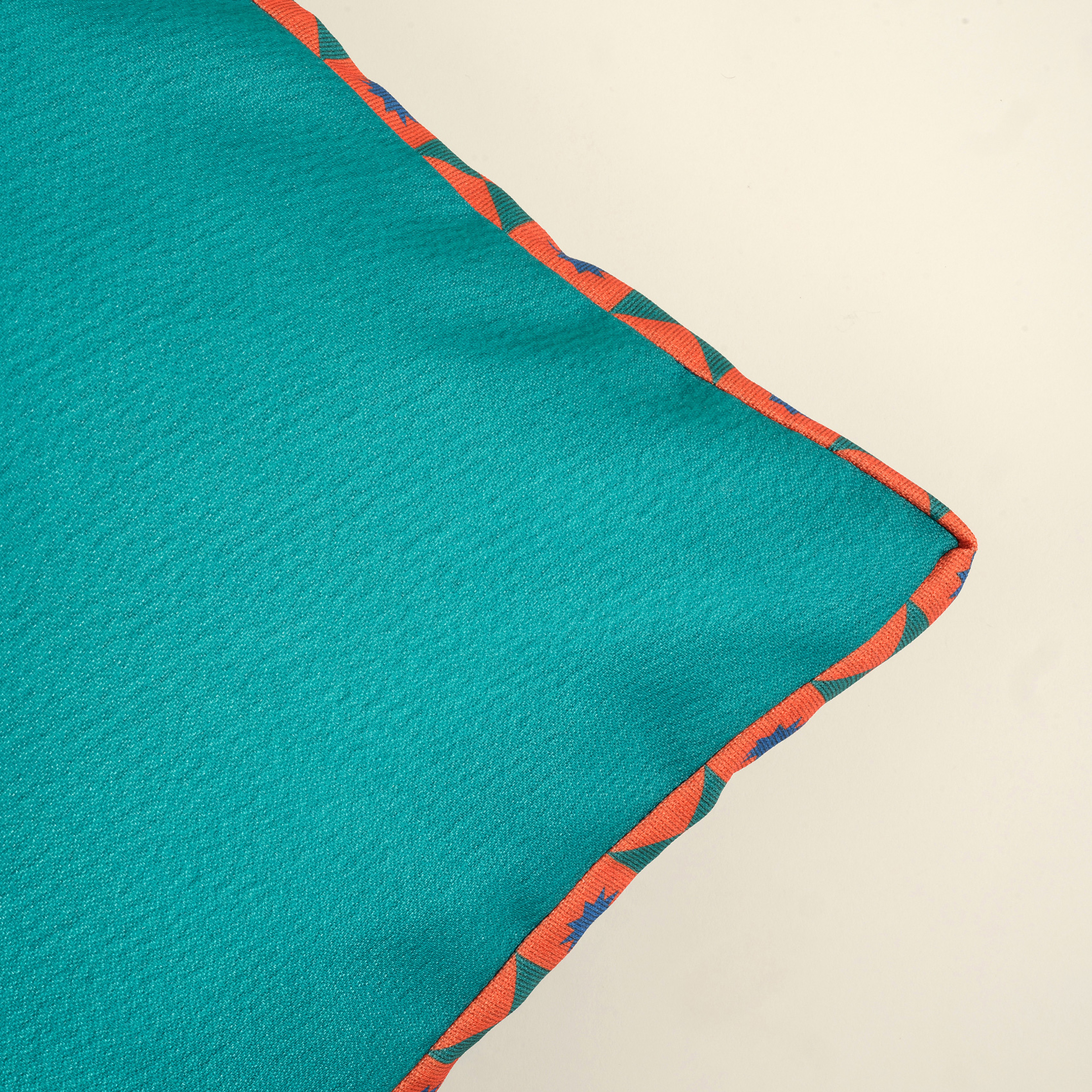 Nilüfer Dijital Baskılı Şeritli Polyester Dekoratif Kırlent 50x50 Cm Yeşil