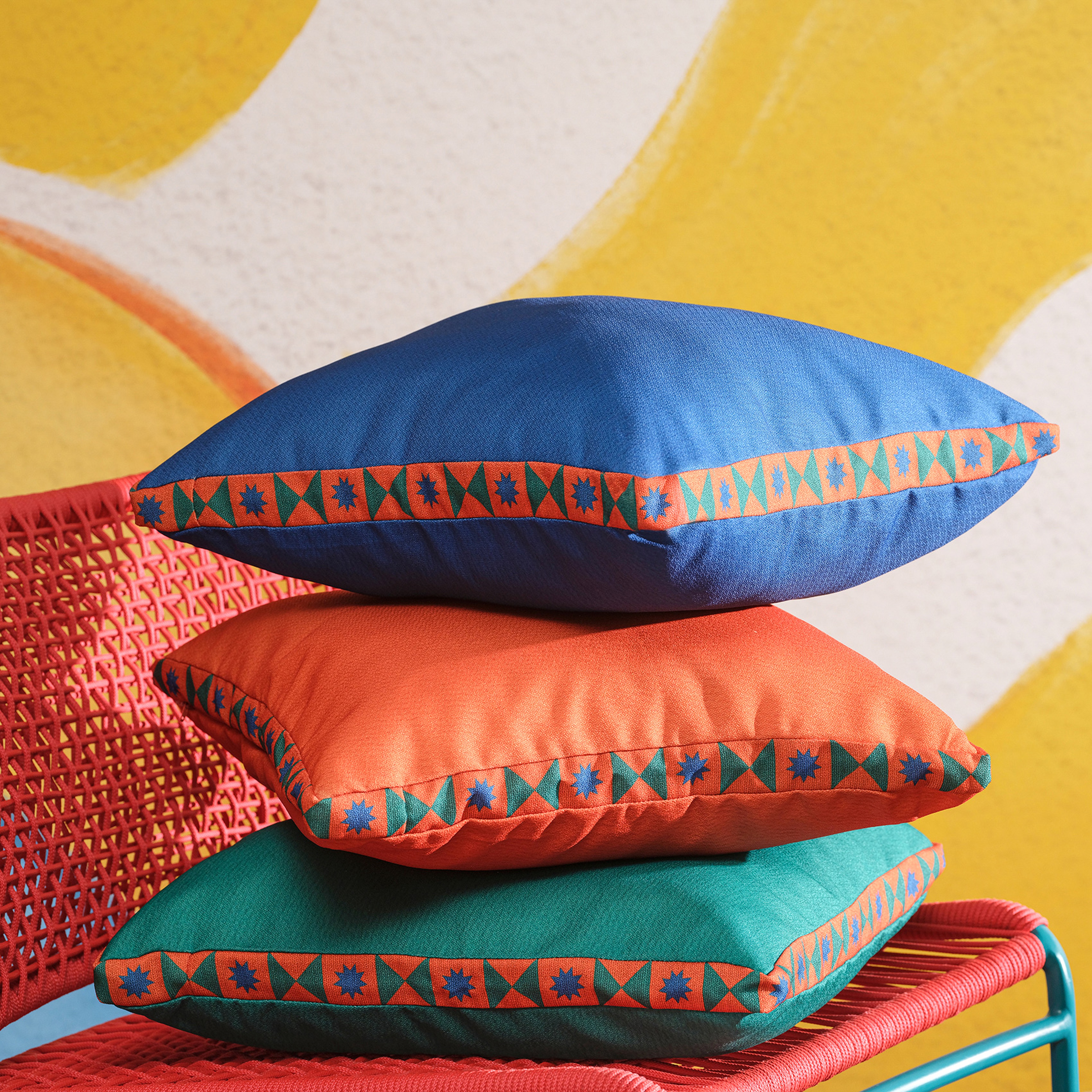 Nilüfer Dijital Baskılı Şeritli Polyester Dekoratif Kırlent 50x50 Cm Yeşil