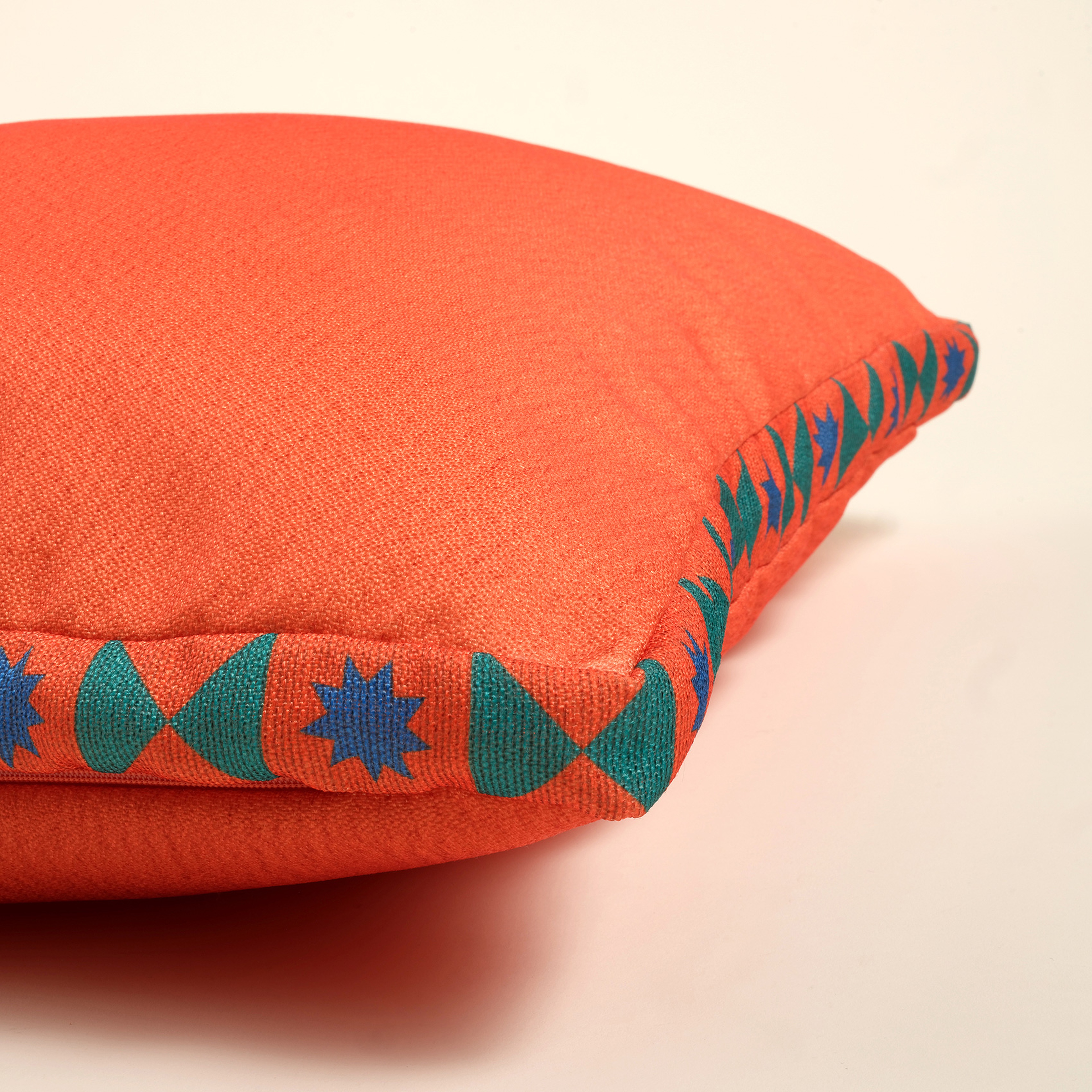 Nilüfer Dijital Baskılı Şeritli Polyester Dekoratif Kırlent 50x50 Cm Turuncu