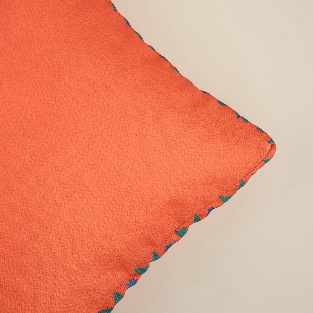 Nilüfer Dijital Baskılı Şeritli Polyester Dekoratif Kırlent 50x50 Cm Turuncu