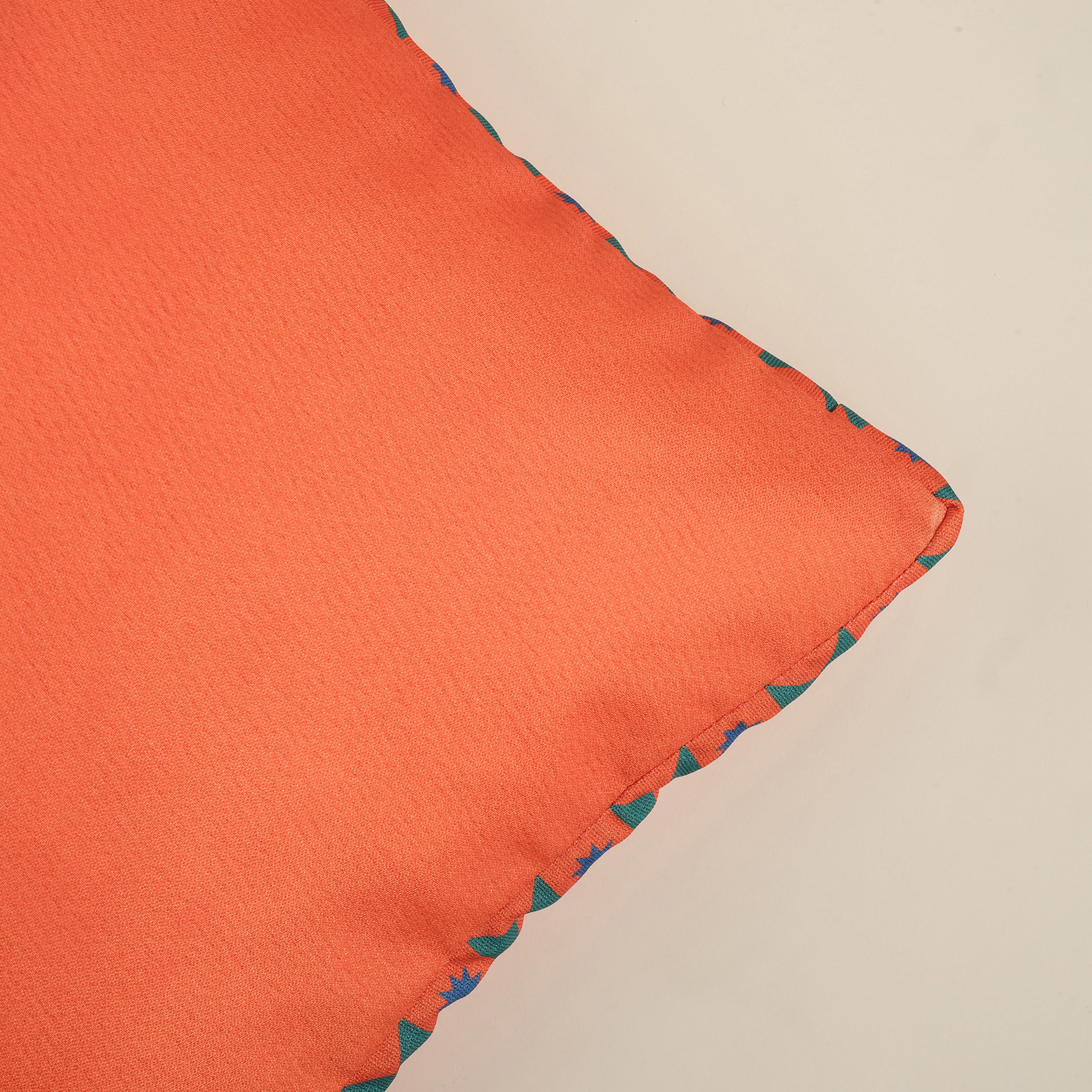 Nilüfer Dijital Baskılı Şeritli Polyester Dekoratif Kırlent 50x50 Cm Turuncu