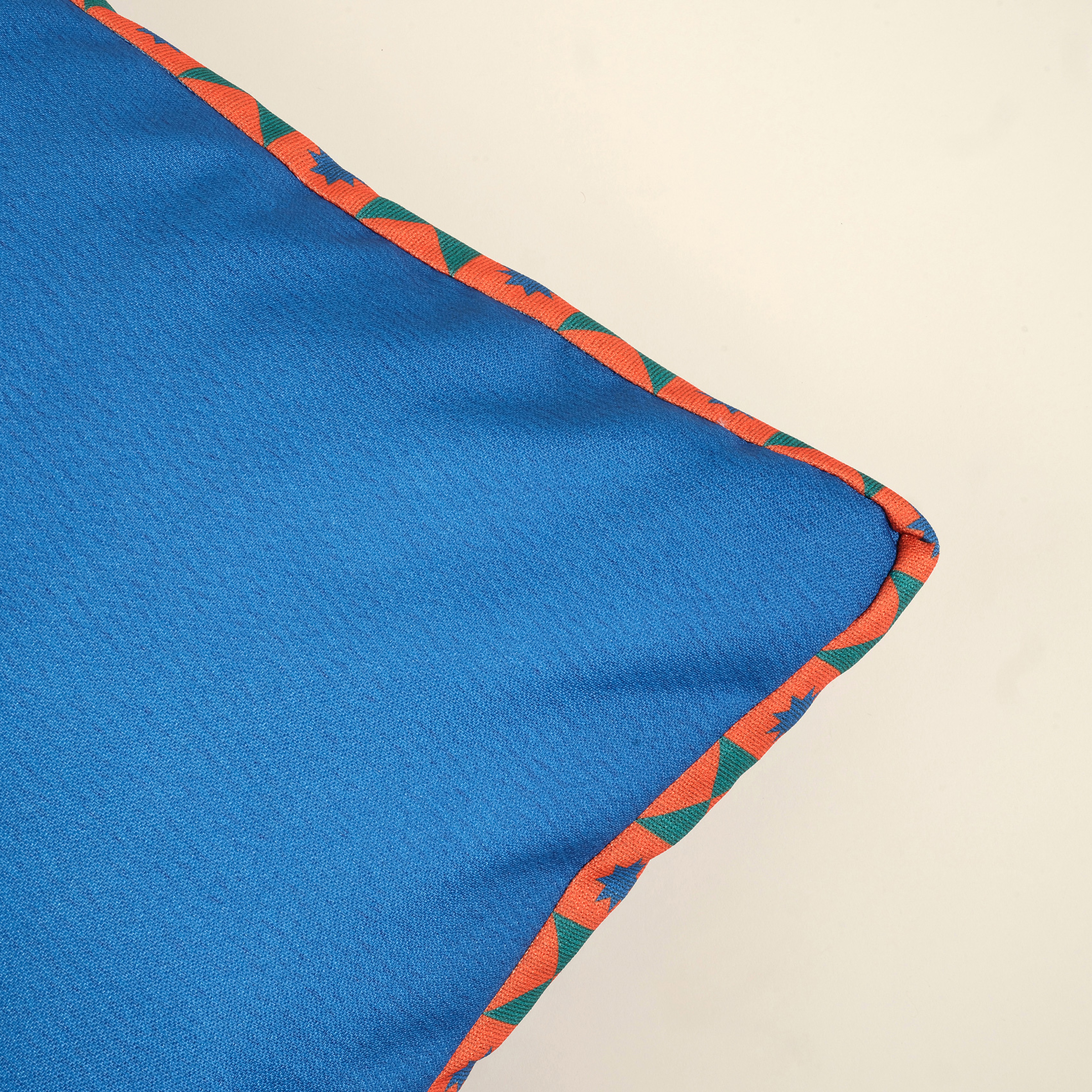 Nilüfer Dijital Baskılı Şeritli Polyester Dekoratif Kırlent 50x50 Cm Koyu Mavi