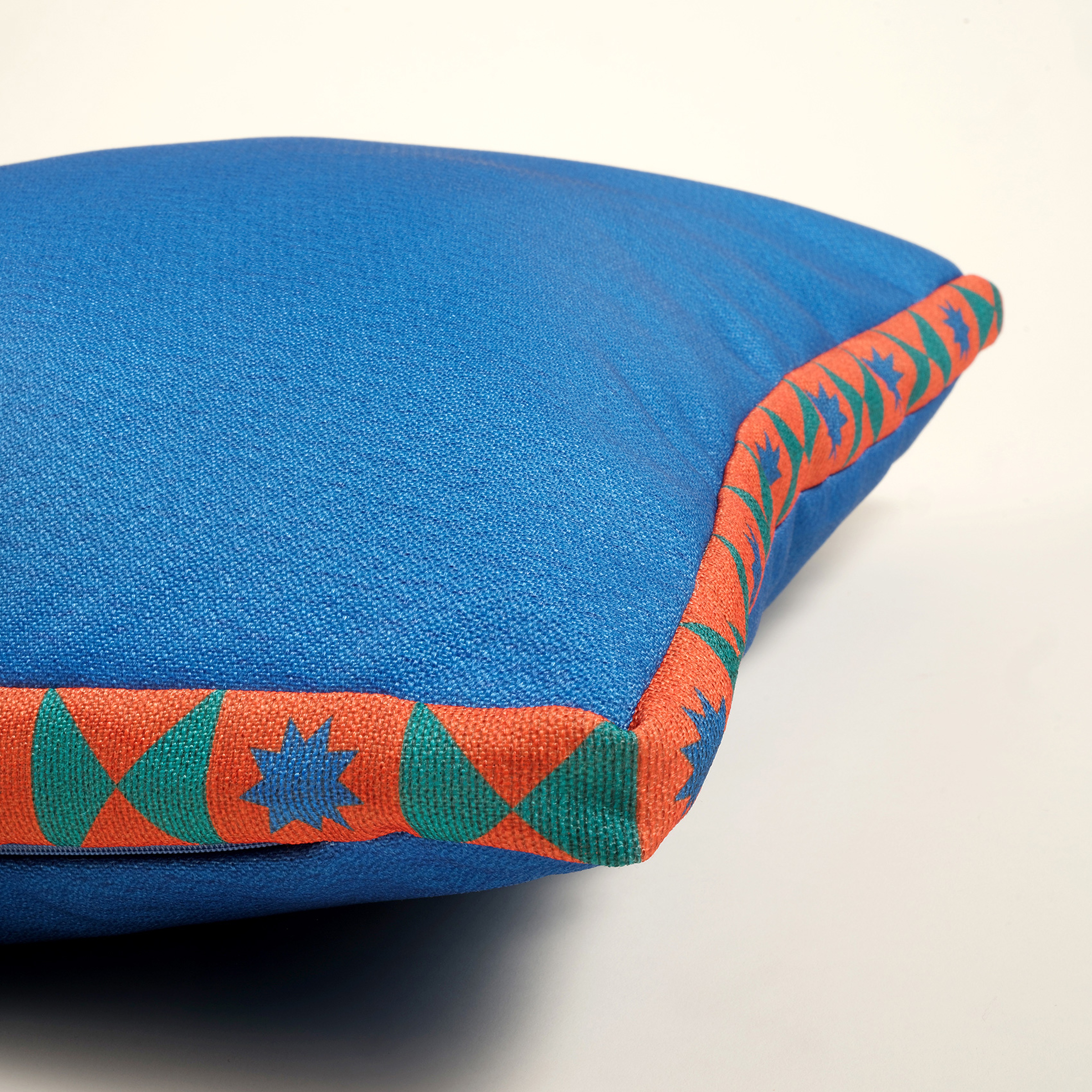 Nilüfer Dijital Baskılı Şeritli Polyester Dekoratif Kırlent 50x50 Cm Koyu Mavi