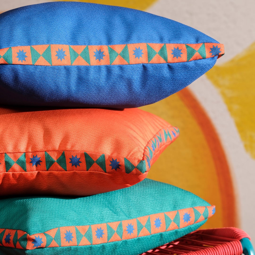 Nilüfer Dijital Baskılı Şeritli Polyester Dekoratif Kırlent 50x50 Cm Koyu Mavi