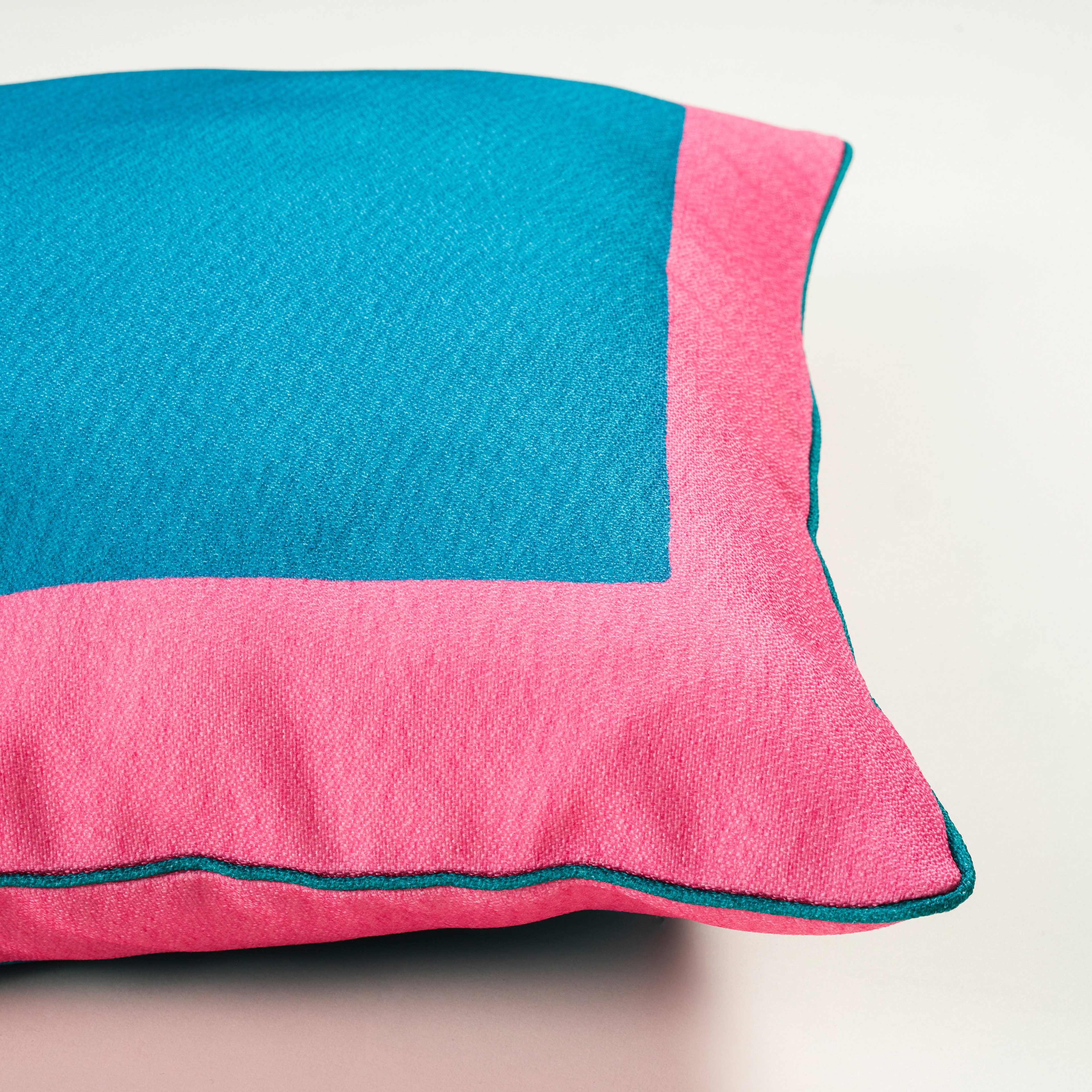 Nilüfer Dijital Baskılı Çerçeveli Polyester Dekoratif Kırlent 50x50 Cm Pembe - Yeşil