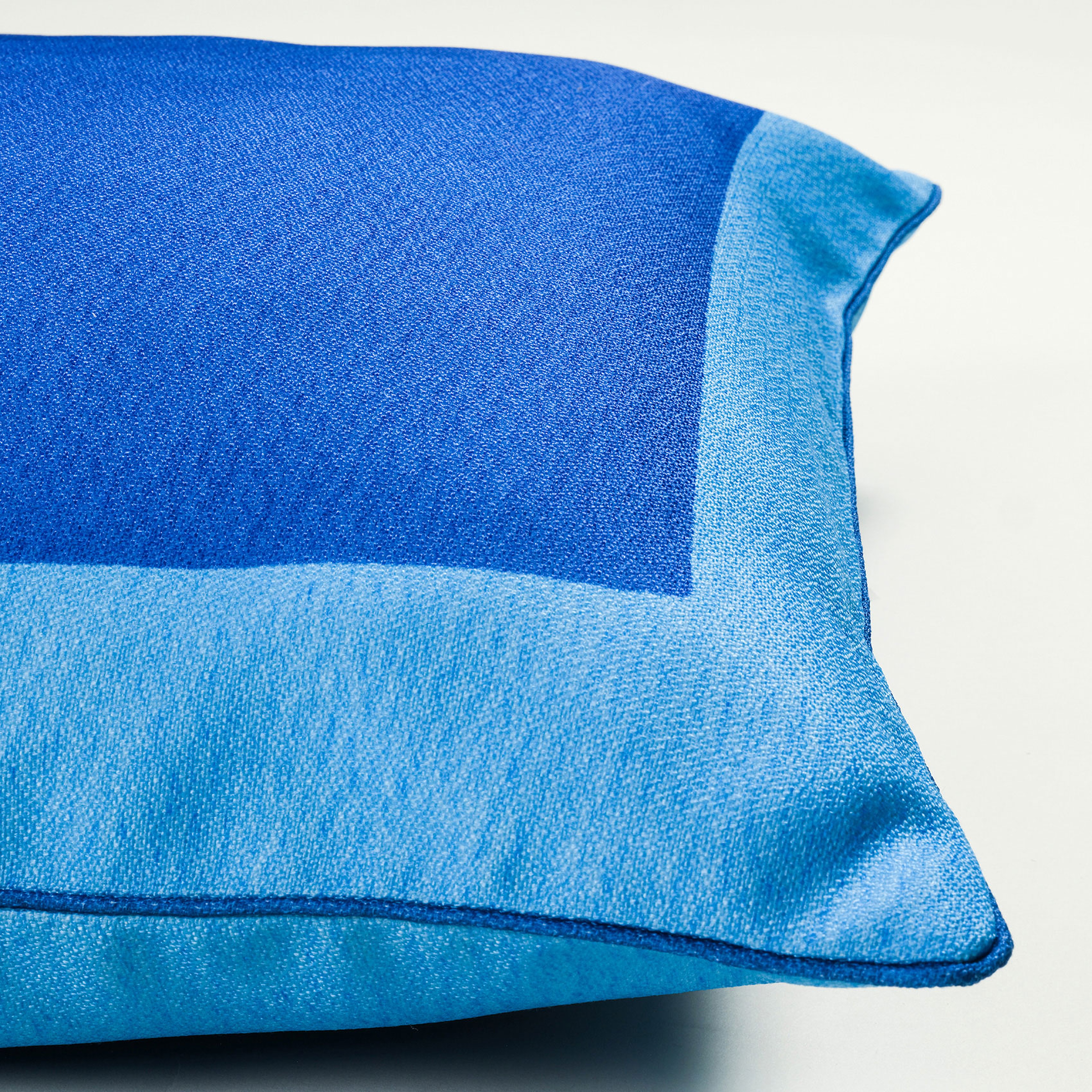 Nilüfer Dijital Baskılı Çerçeveli Polyester Dekoratif Kırlent 50x50 Cm Mavi - Koyu Mavi