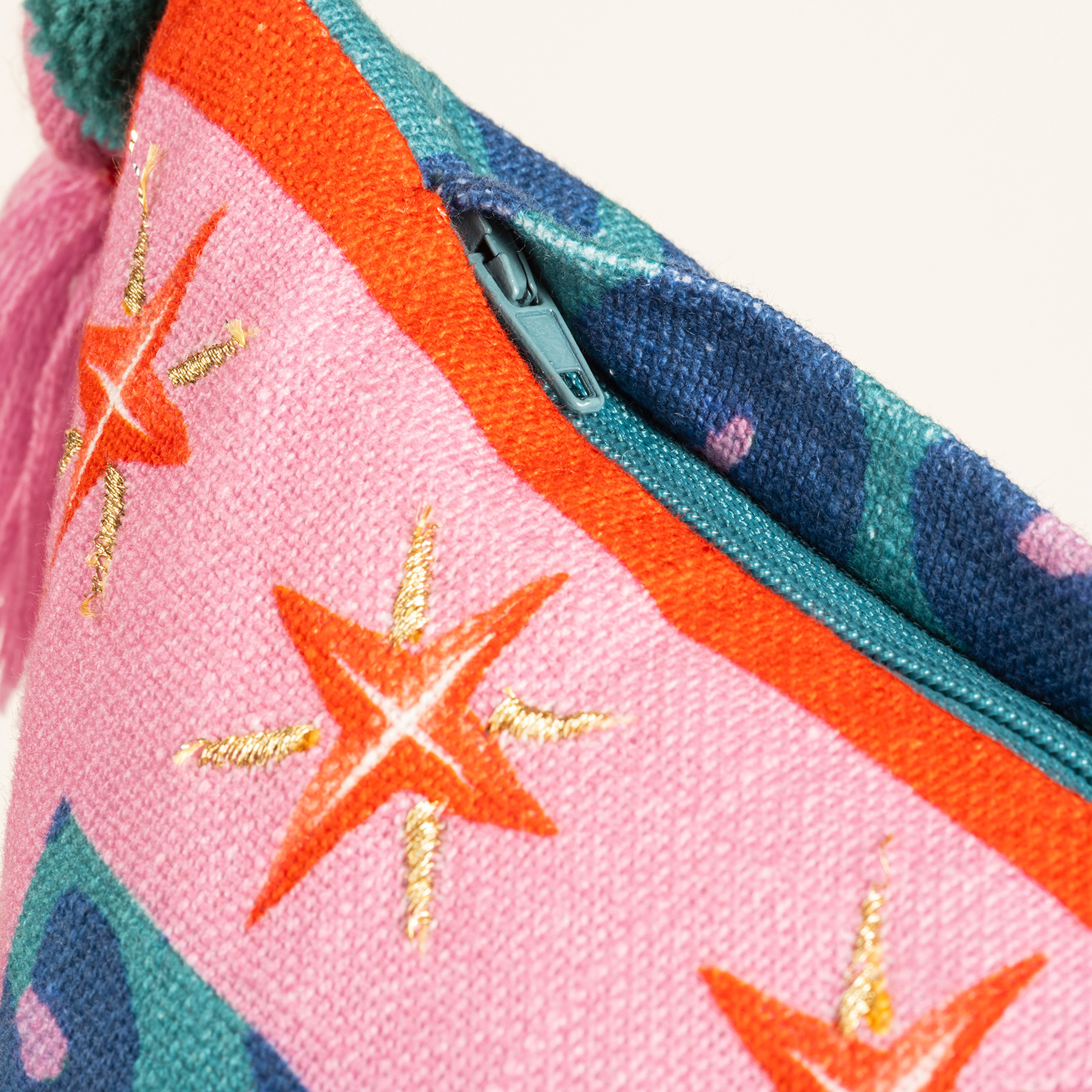 Ghunı Püsküllü Nakışlı Pamuk Dolgulu Kırlent 50x50 Cm Yeşil