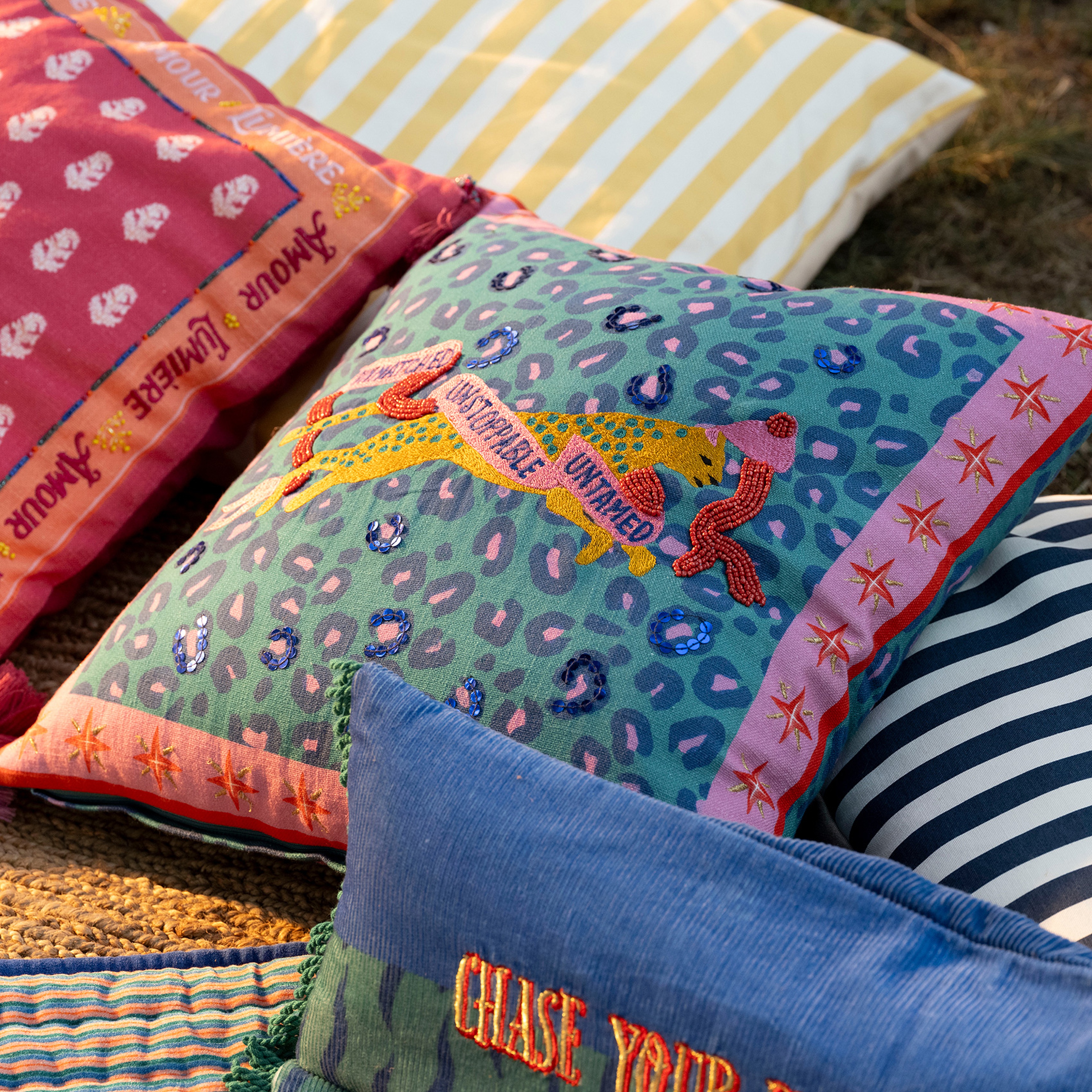 Ghunı Püsküllü Nakışlı Pamuk Dolgulu Kırlent 50x50 Cm Yeşil