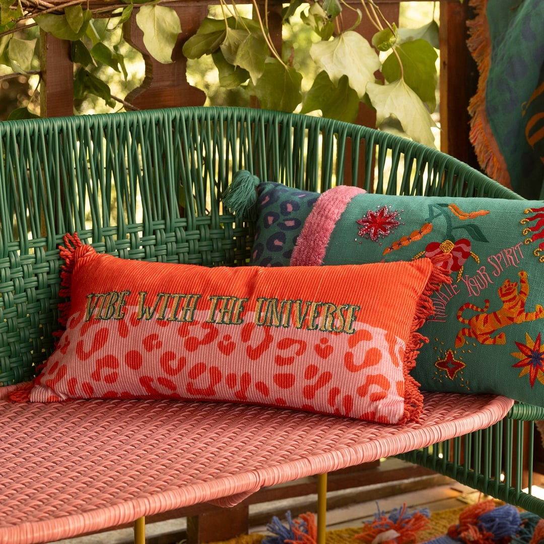 Ghunı Saçaklı Nakışlı Pamuk Dolgulu Kırlent 25x50 Cm Kırmızı - Pembe