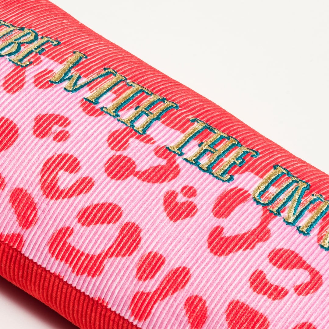 Ghunı Saçaklı Nakışlı Pamuk Dolgulu Kırlent 25x50 Cm Kırmızı - Pembe