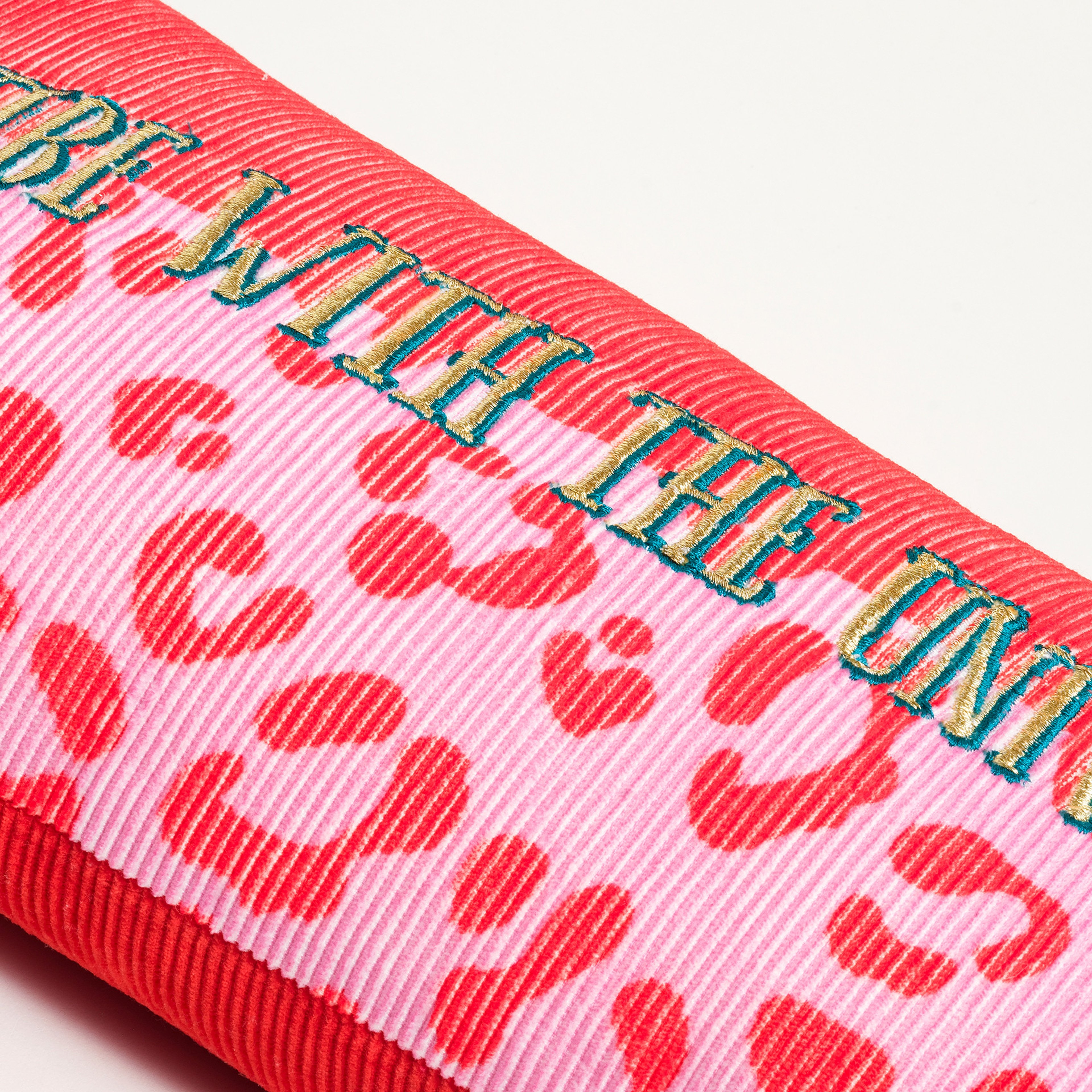 Ghunı Saçaklı Nakışlı Pamuk Dolgulu Kırlent 25x50 Cm Kırmızı - Pembe