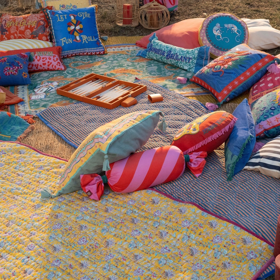 Hansı Verevli Fırfırlı Dolgulu Kırlent 17x60 Cm Kırmızı - Pembe