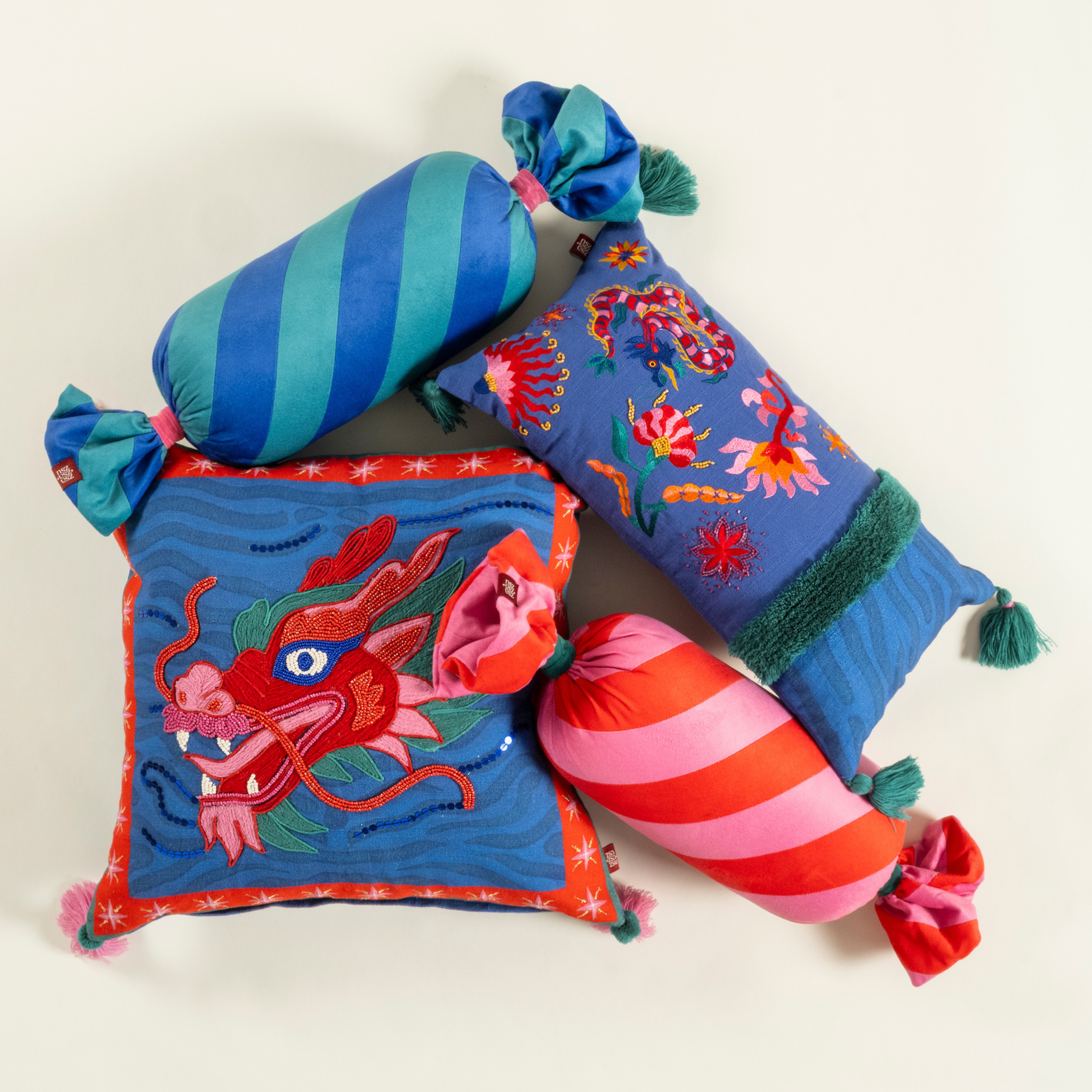 Hansı Verevli Fırfırlı Dolgulu Kırlent 17x60 Cm Kırmızı - Pembe