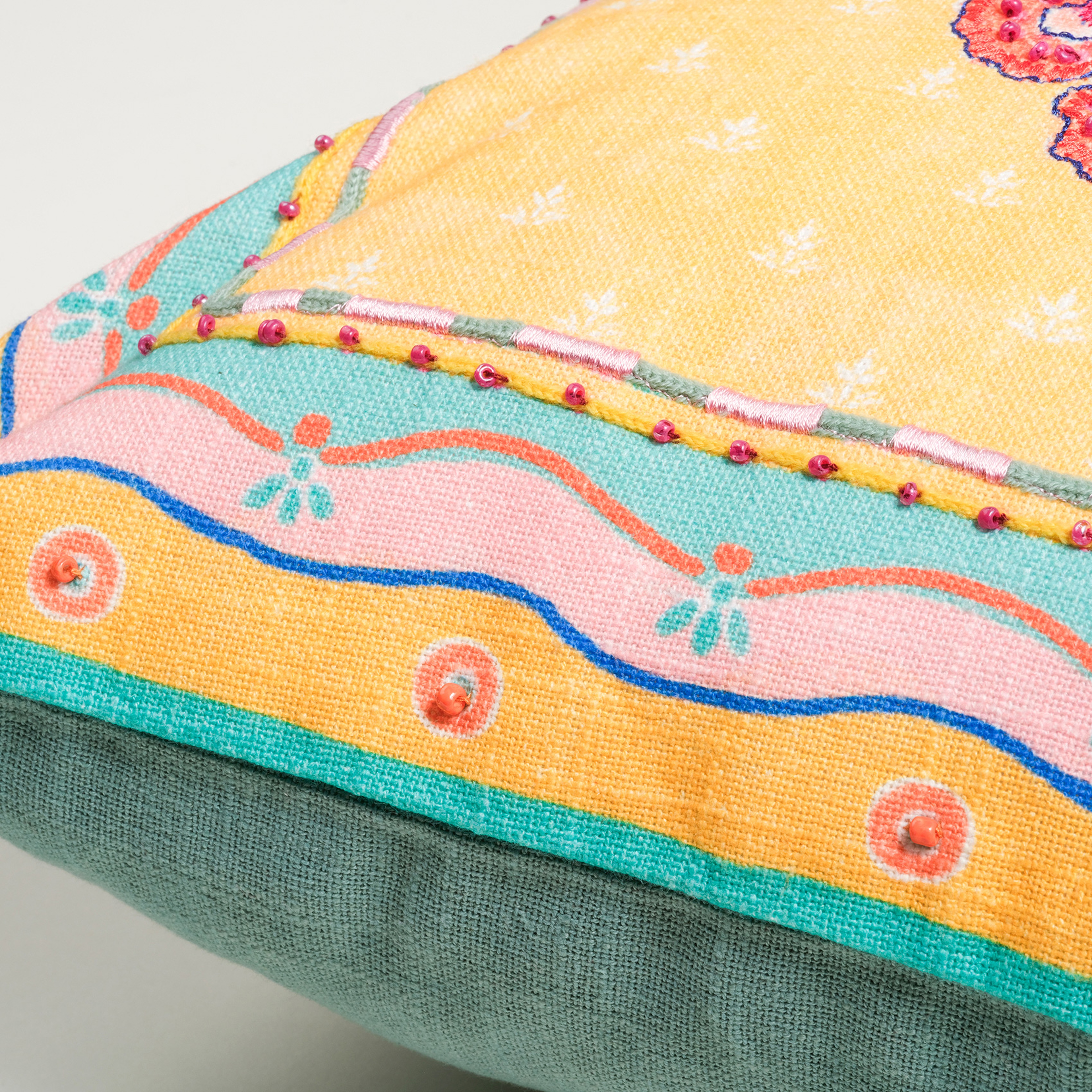 Ghunı Püsküllü Nakışlı Pamuk Dolgulu Kırlent 50x50 Cm Sarı