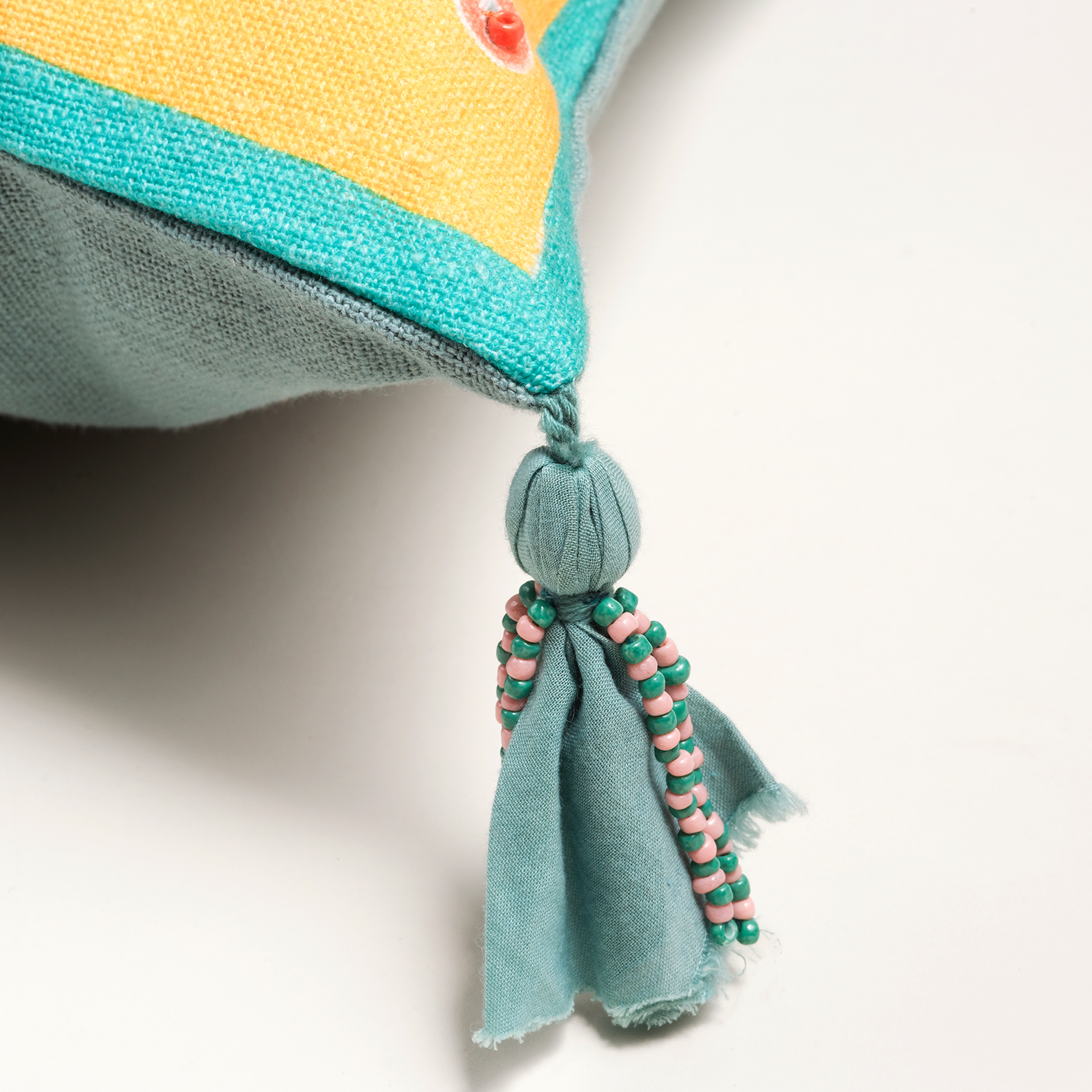 Ghunı Püsküllü Nakışlı Pamuk Dolgulu Kırlent 50x50 Cm Sarı