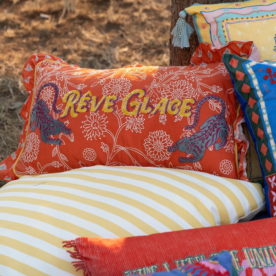 Ghunı Fırfırlı Nakışlı Pamuk Dolgulu Kırlent 30x55 Cm Turuncu