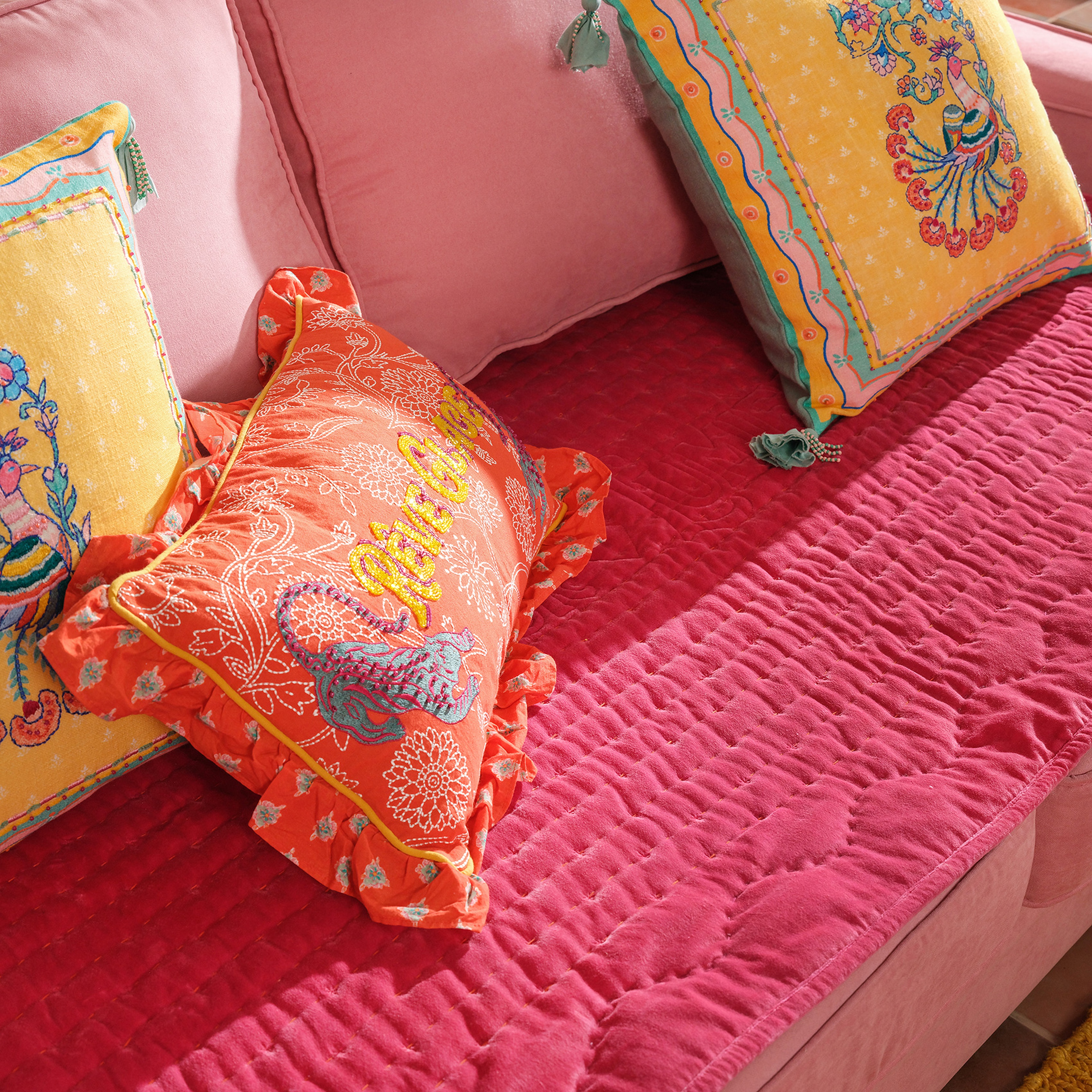 Okhla El İşi Püsküllü Kapitoneli Pamuk Kadife Koltuk Matı 85x185 Cm Fuşya