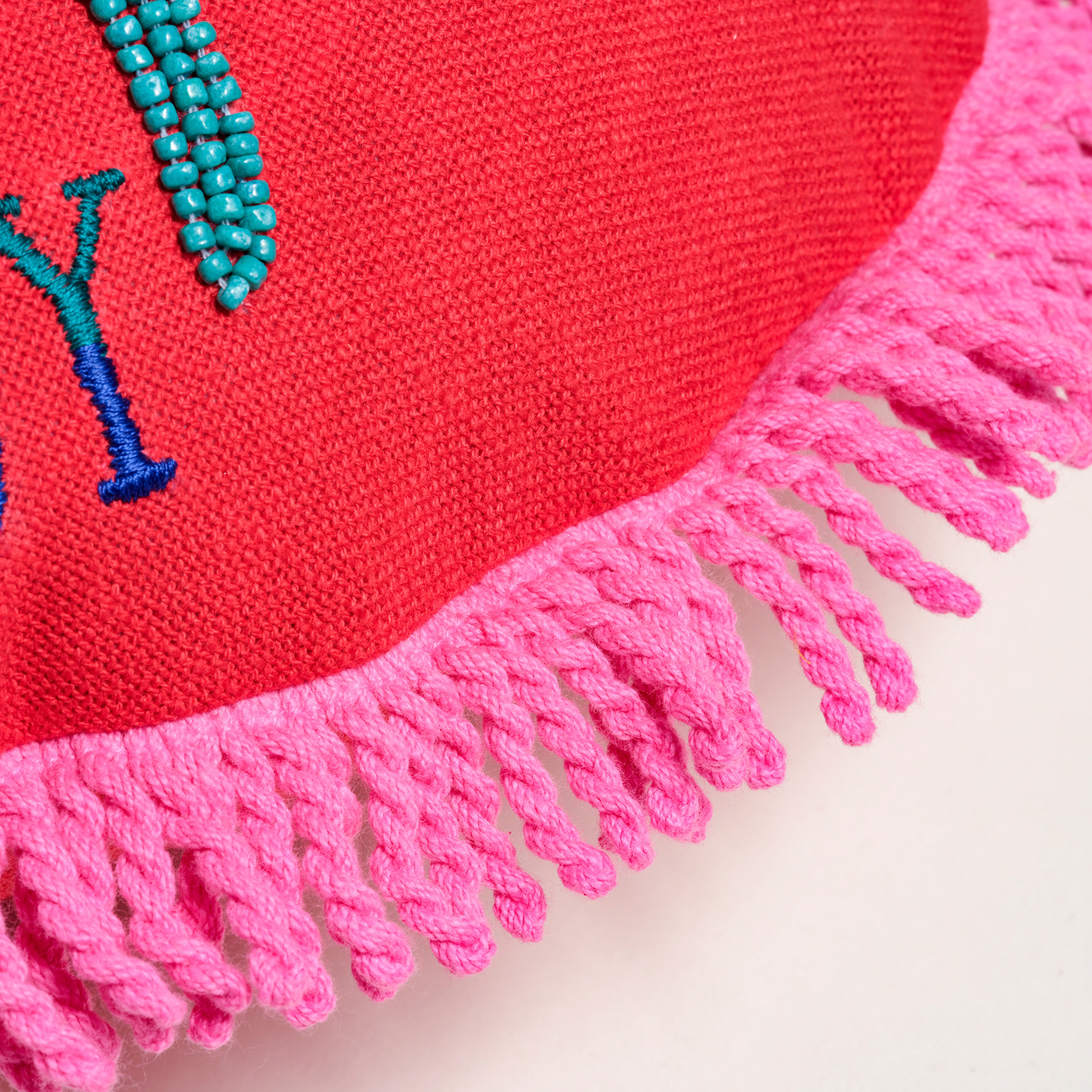 Ghunı Saçaklı Nakışlı Pamuk Dolgulu Kırlent 40 Cm Kırmızı