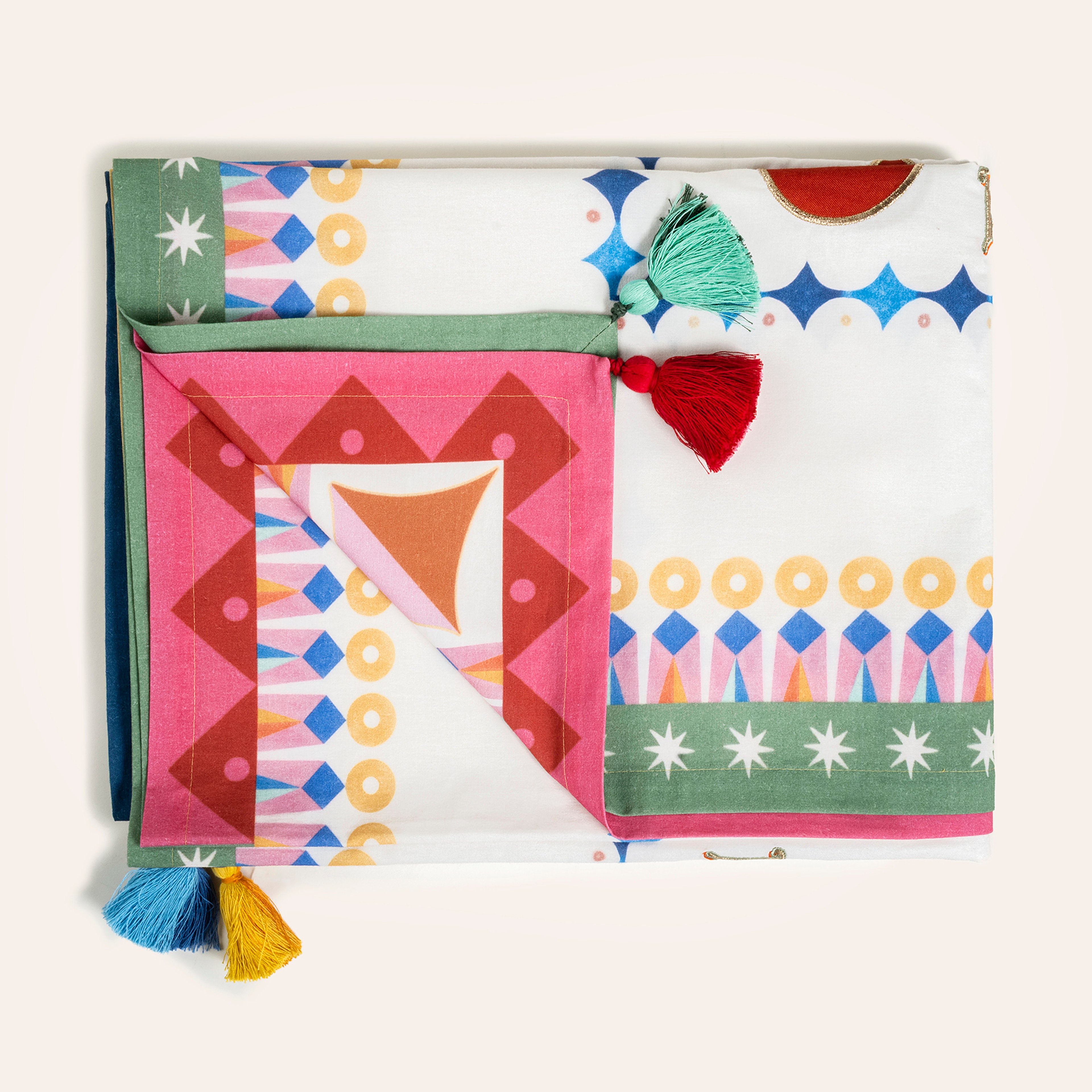 Nilüfer Dijital Baskılı Püsküllü Nakışlı Pamuk Masa Örtüsü 160x240 Cm Ekru