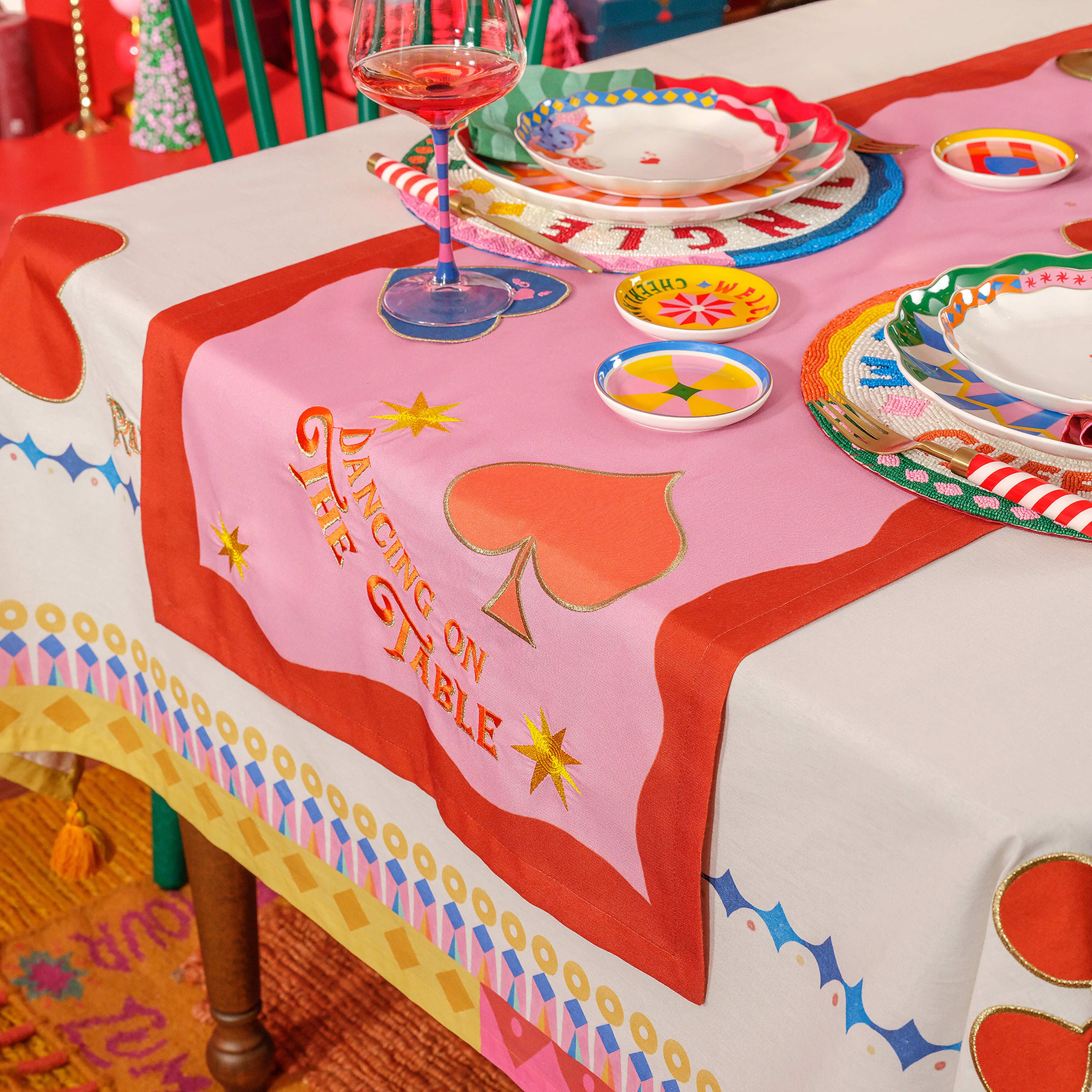 Nilüfer Dijital Baskılı Nakışlı Polyester Runner 50x180 Cm Pembe