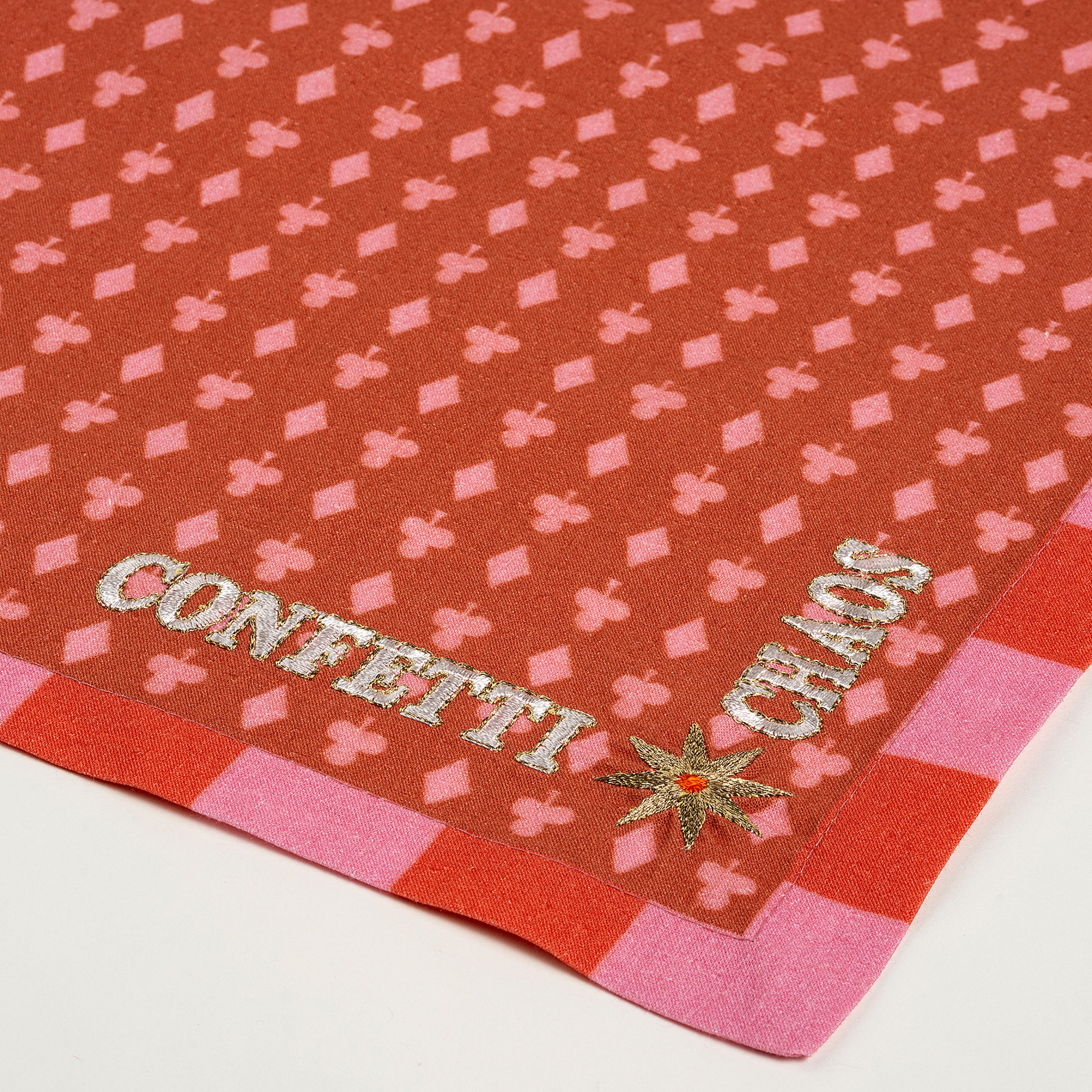 Nilüfer Dijital Baskılı Nakışlı Pamuk Peçete Seti 45x45 Cm Ekru - Kırmızı