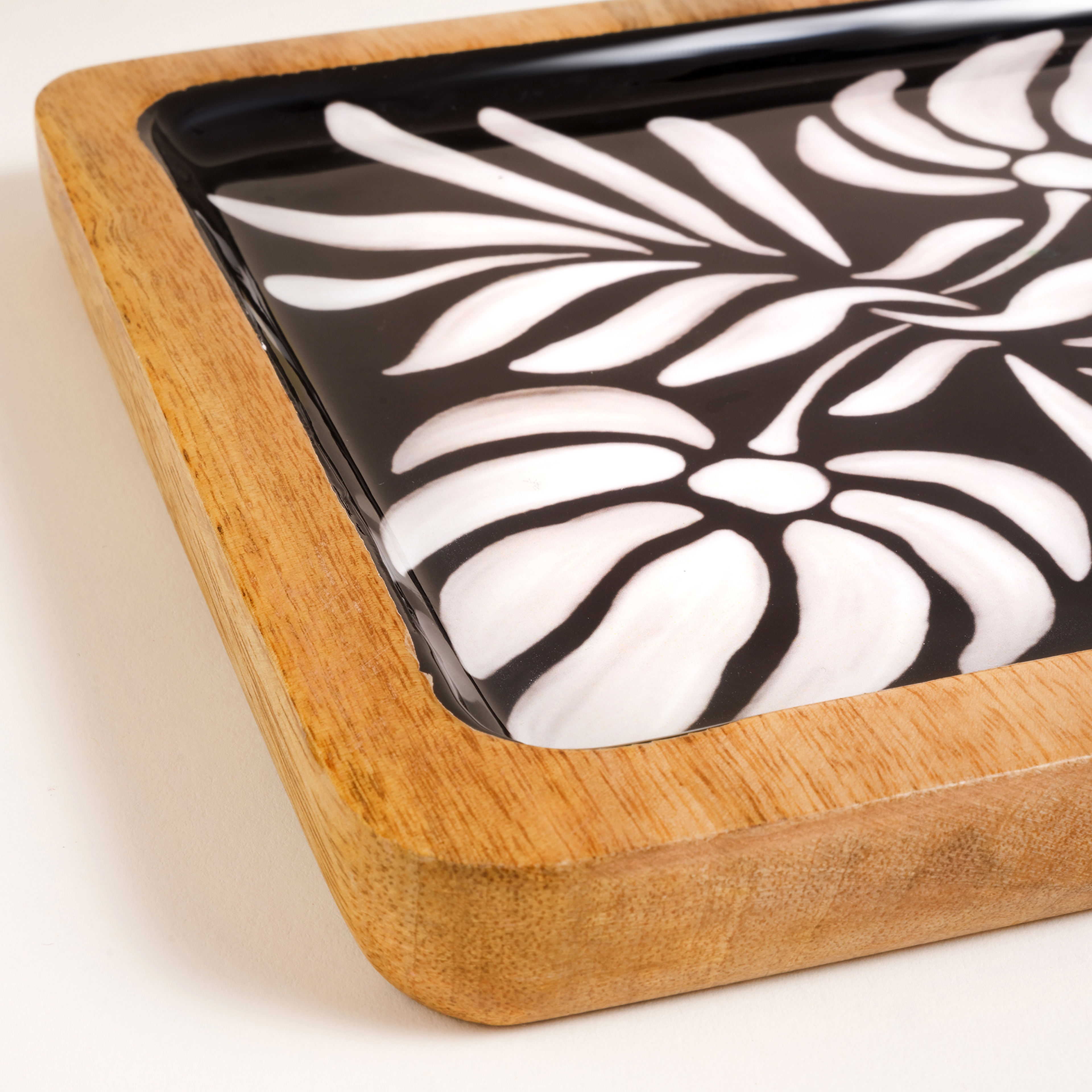 Lakrı Mango Ağacı Tepsi 20x20x2.5 Cm Siyah