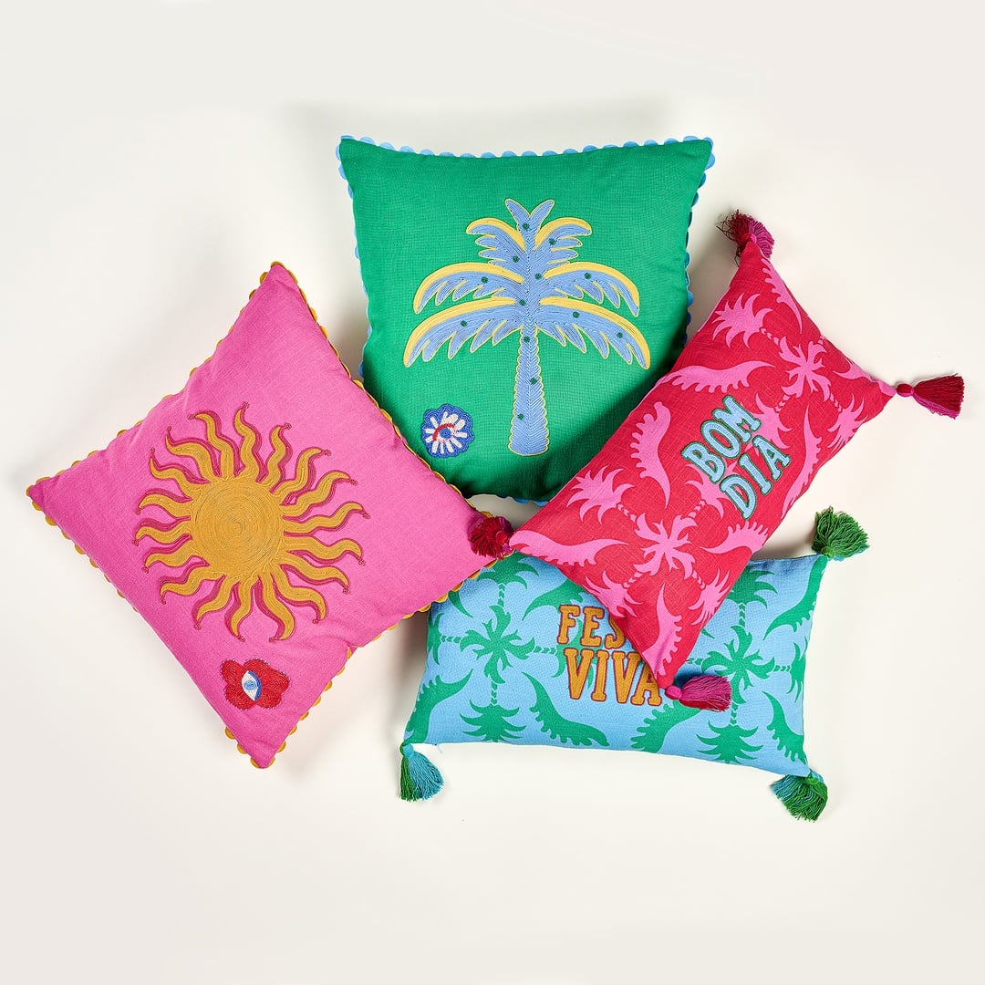 Hansı Dijital Baskılı Nakışlı Pamuk Dolgulu Kırlent 50x50 Cm Kırmızı - Pembe