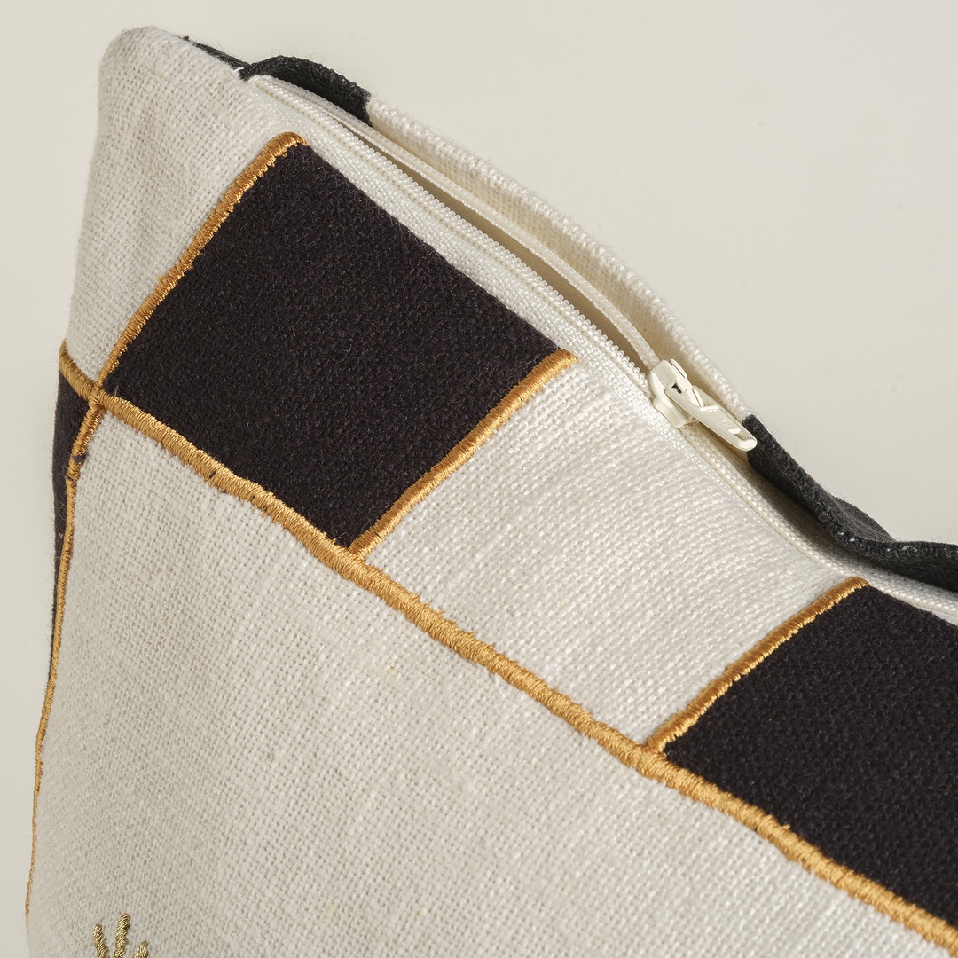 Ghunı Aplikeli Pamuk Dolgulu Kırlent 50x50 Cm Bej