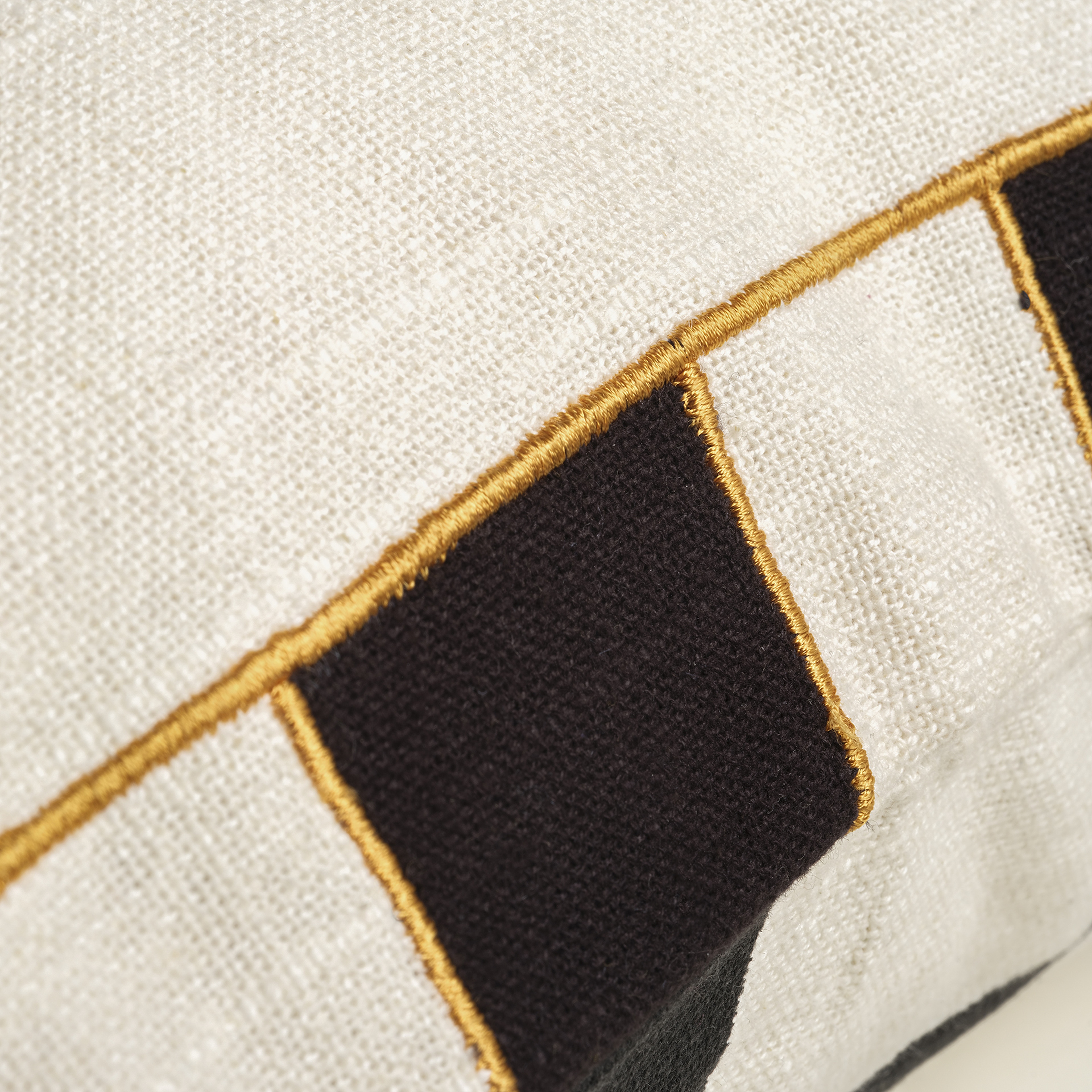 Ghunı Aplikeli Pamuk Dolgulu Kırlent 50x50 Cm Bej