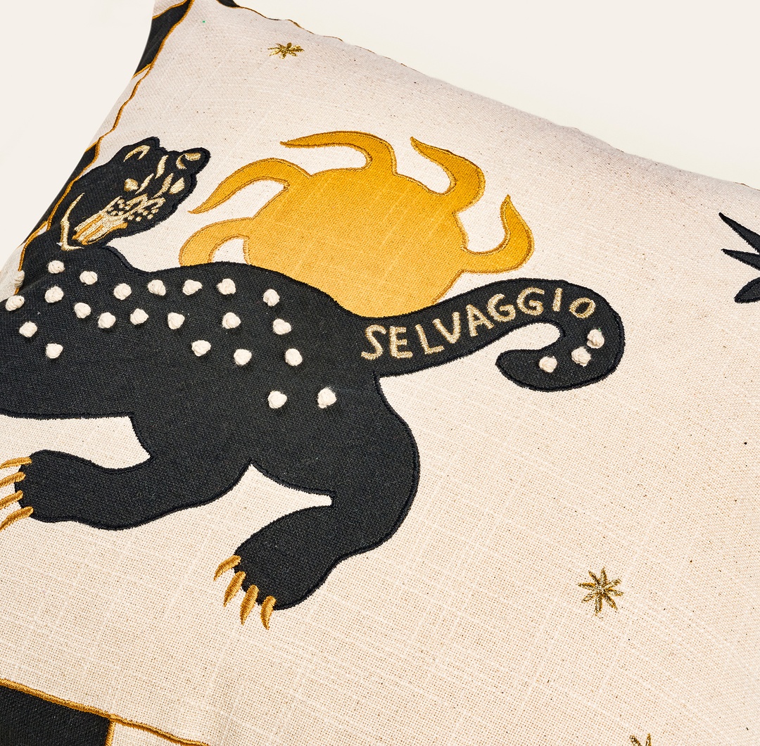 Ghunı Aplikeli Pamuk Dolgulu Kırlent 50x50 Cm Bej