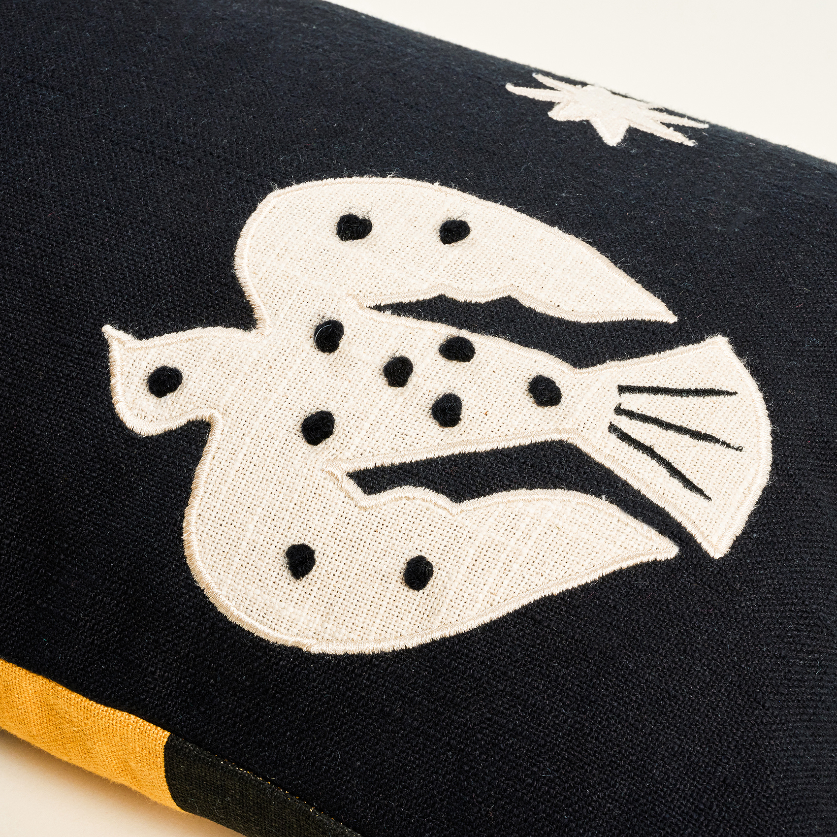 Ghunı Aplikeli Pamuk Dolgulu Kırlent 30x55 Cm Siyah