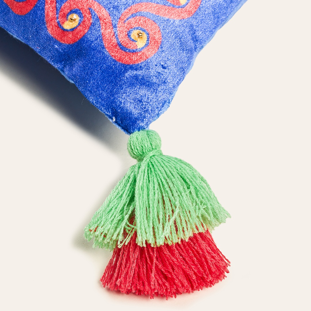 Ghunı Püsküllü Nakışlı Viskon Dolgulu Kırlent 30x55 Cm Koyu Mavi