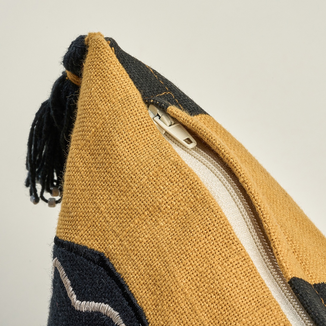 Ghunı Aplikeli Pamuk Dolgulu Kırlent 30x55 Cm Sarı