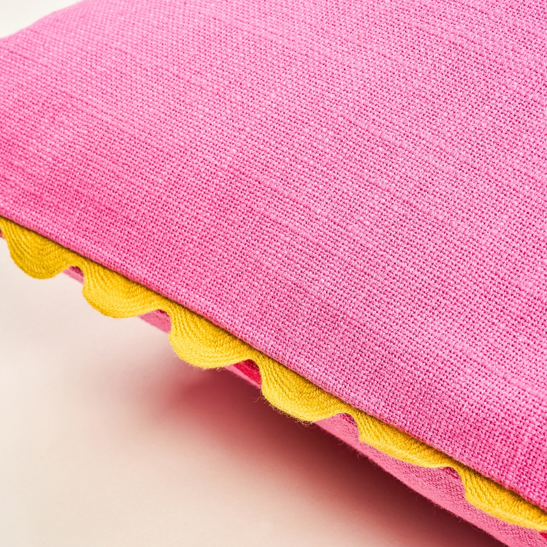 Hansı Dijital Baskılı Nakışlı Pamuk Dolgulu Kırlent 50x50 Cm Kırmızı - Pembe