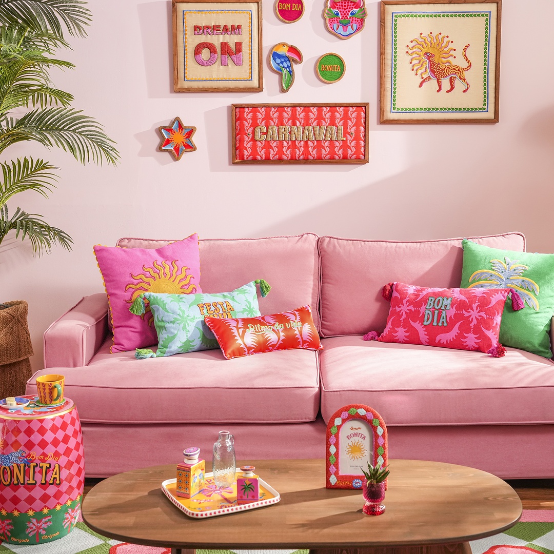 Hansı Dijital Baskılı Nakışlı Pamuk Dolgulu Kırlent 50x50 Cm Kırmızı - Pembe