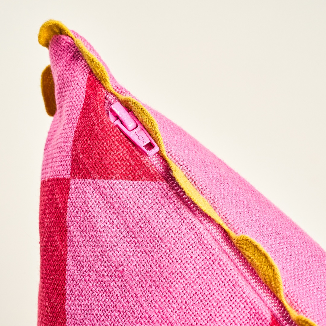 Hansı Dijital Baskılı Nakışlı Pamuk Dolgulu Kırlent 50x50 Cm Kırmızı - Pembe