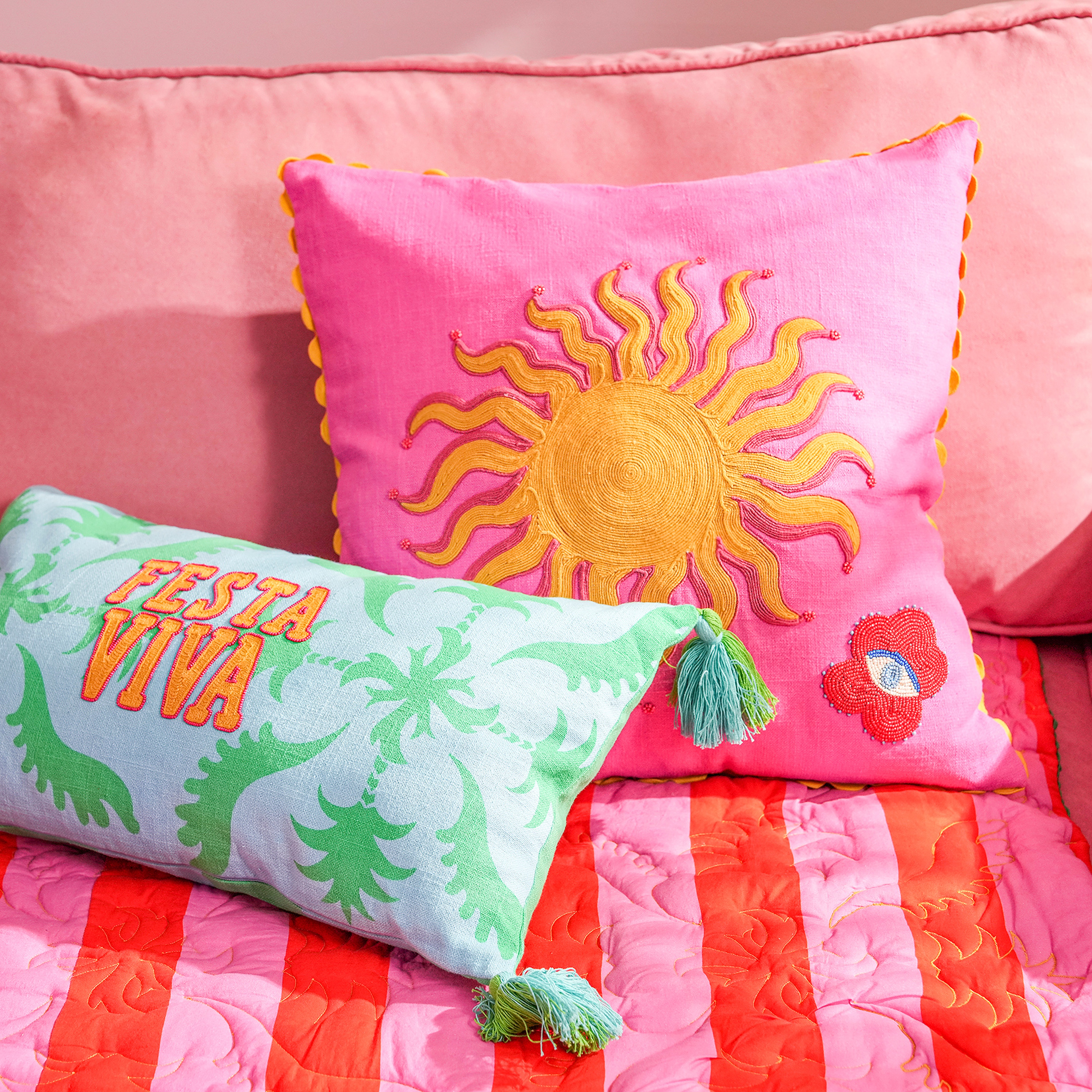 Hansı Dijital Baskılı Nakışlı Pamuk Dolgulu Kırlent 50x50 Cm Kırmızı - Pembe