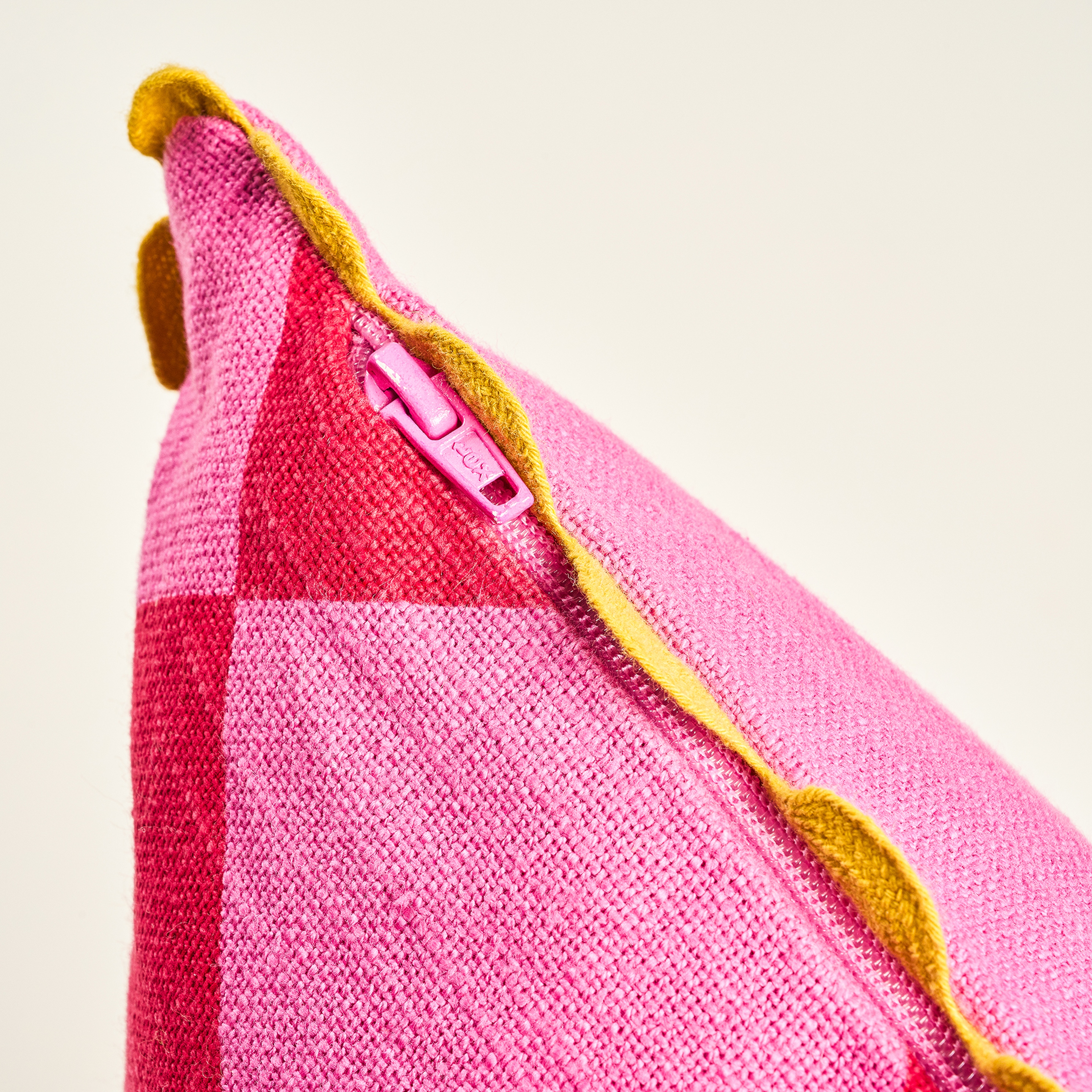 Hansı Dijital Baskılı Nakışlı Pamuk Dolgulu Kırlent 50x50 Cm Kırmızı - Pembe