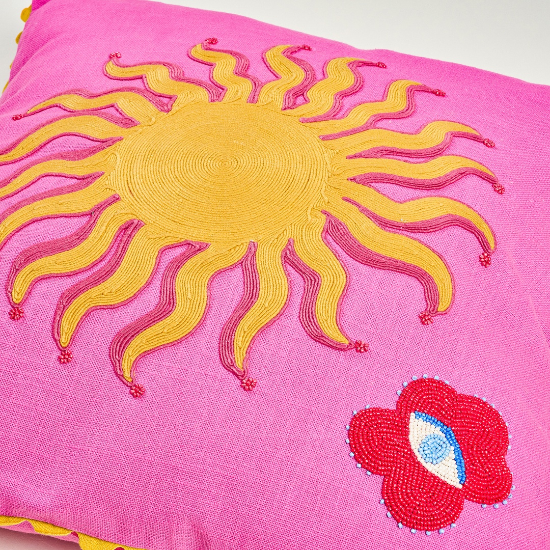 Hansı Dijital Baskılı Nakışlı Pamuk Dolgulu Kırlent 50x50 Cm Kırmızı - Pembe