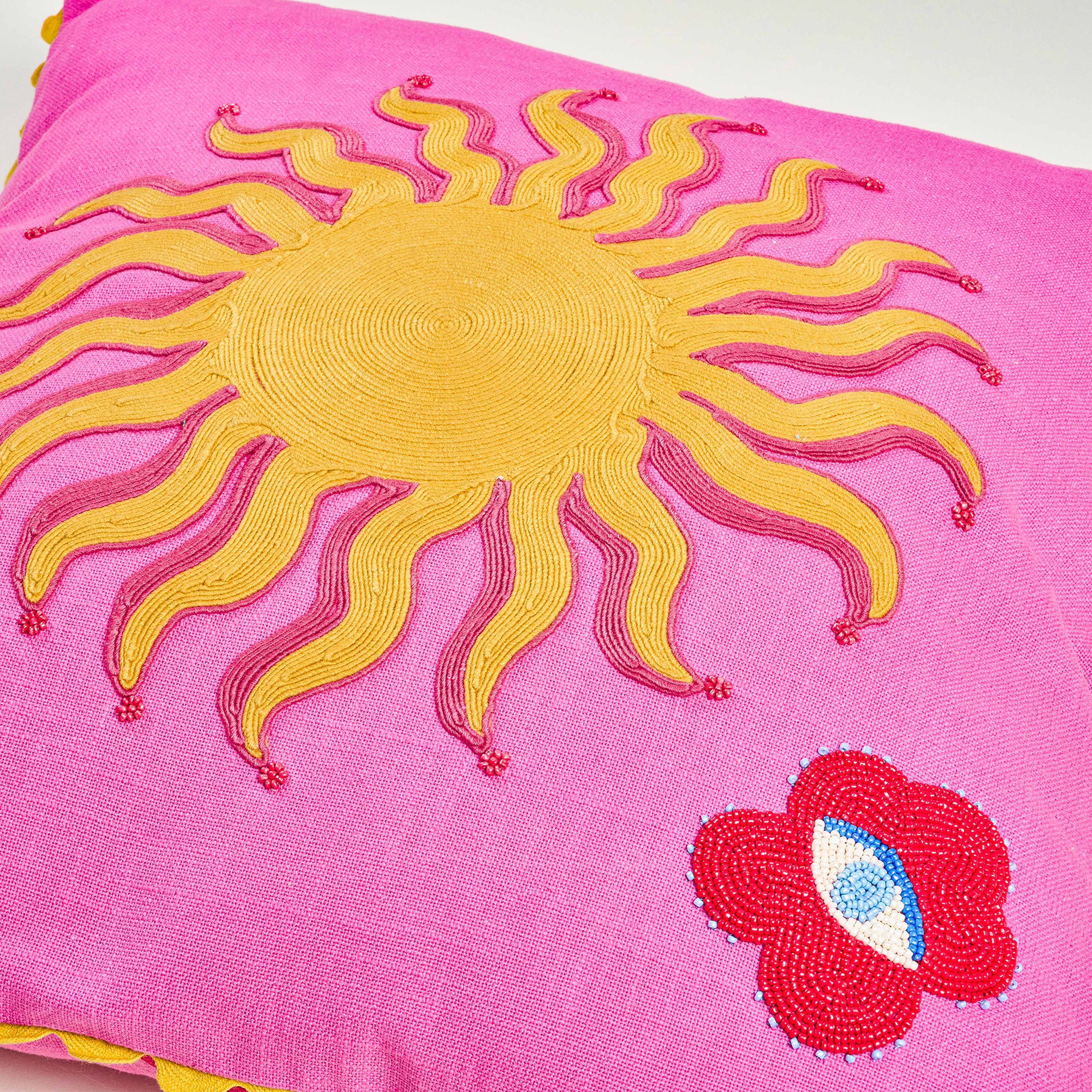 Hansı Dijital Baskılı Nakışlı Pamuk Dolgulu Kırlent 50x50 Cm Kırmızı - Pembe