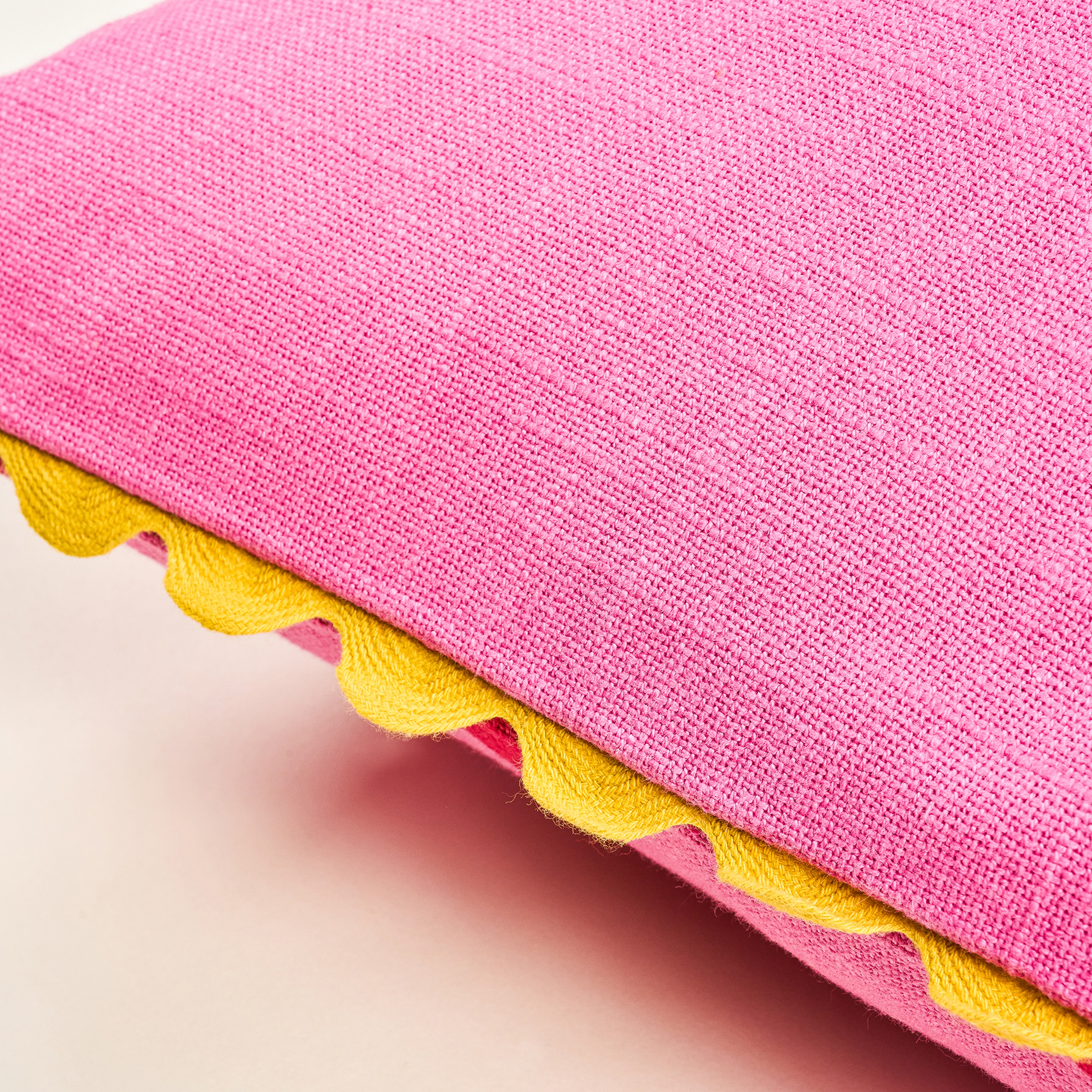 Hansı Dijital Baskılı Nakışlı Pamuk Dolgulu Kırlent 50x50 Cm Kırmızı - Pembe