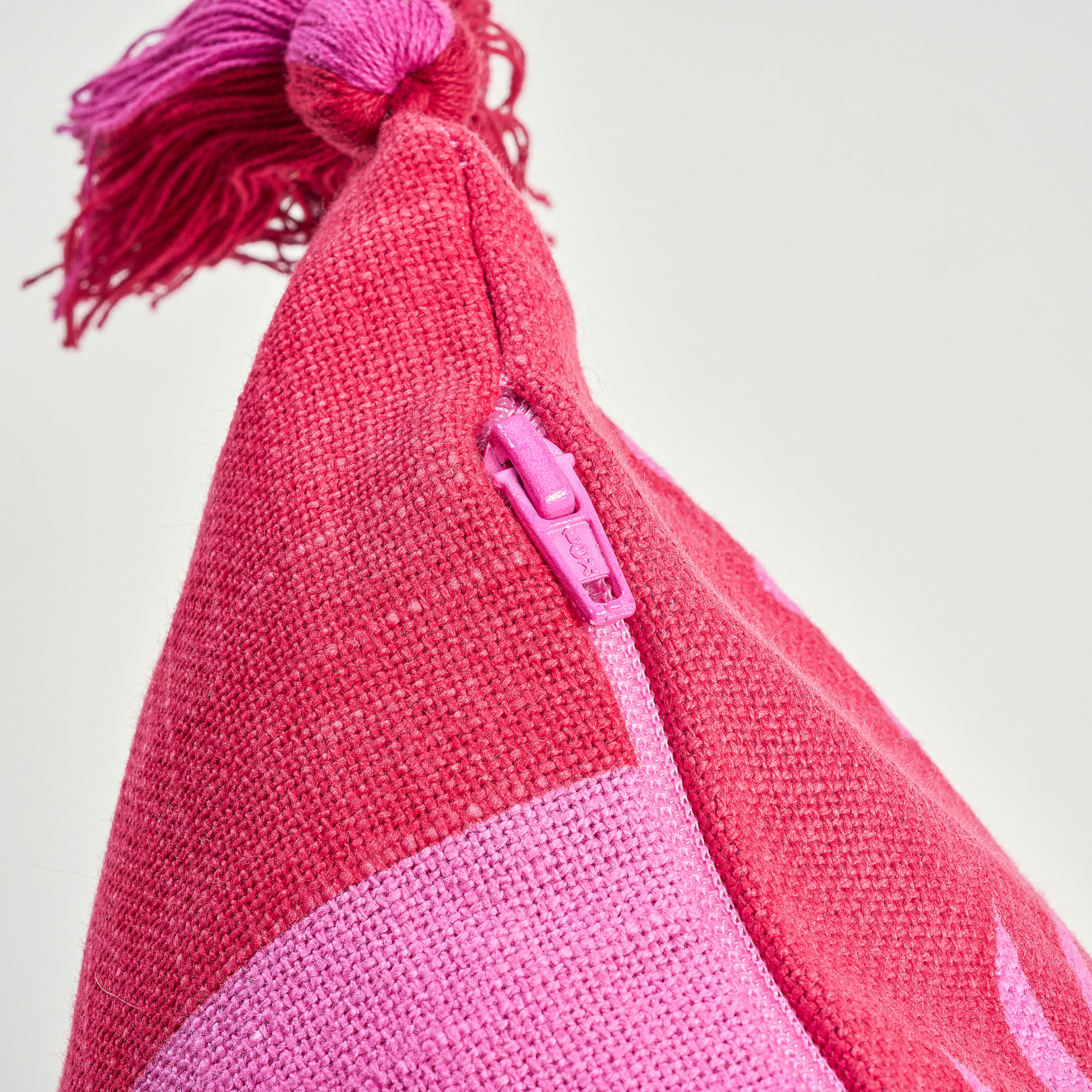 Hansı Dijital Baskılı Püsküllü Nakışlı Pamuk Dolgulu Kırlent 30x55 Cm Kırmızı - Pembe