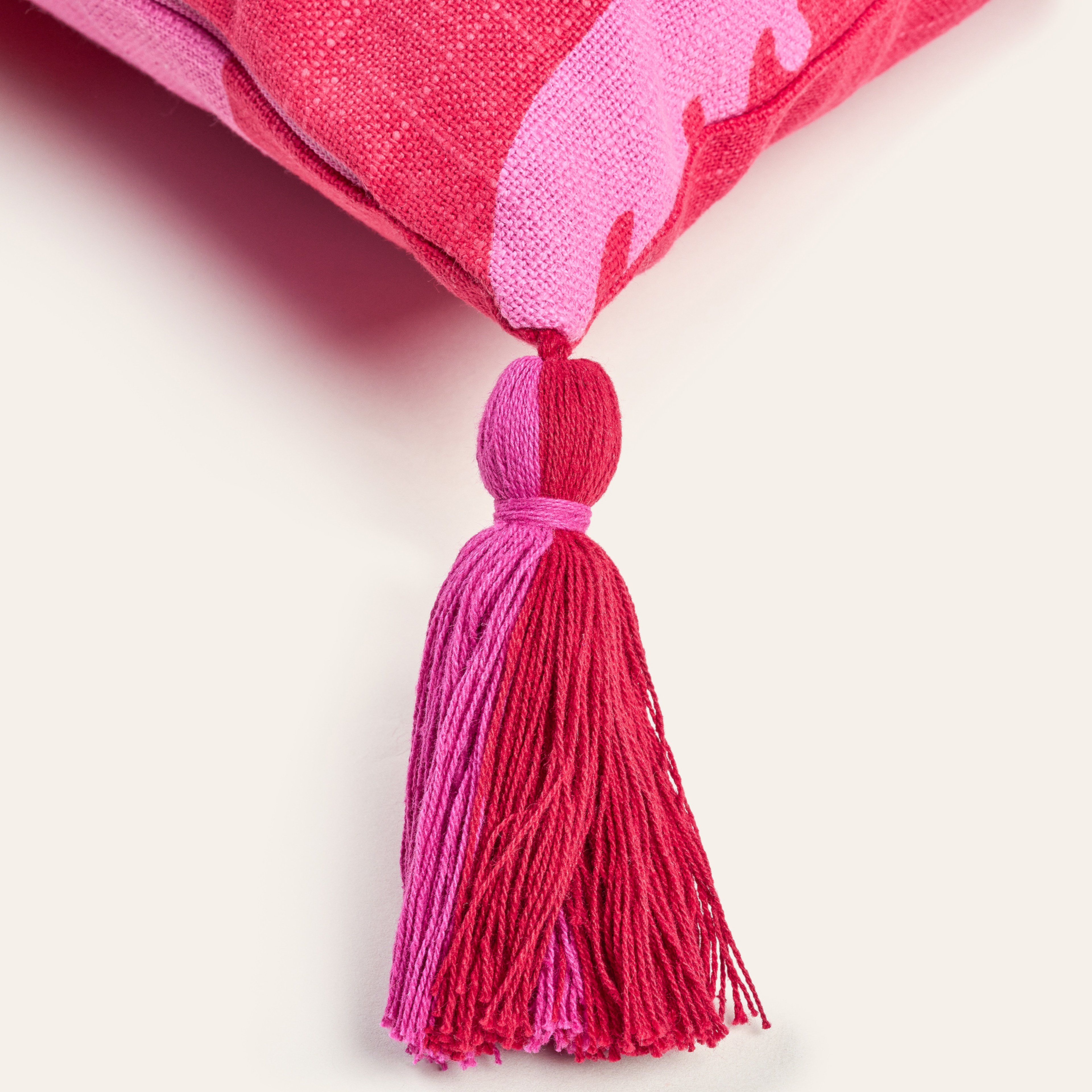 Hansı Dijital Baskılı Püsküllü Nakışlı Pamuk Dolgulu Kırlent 30x55 Cm Kırmızı - Pembe