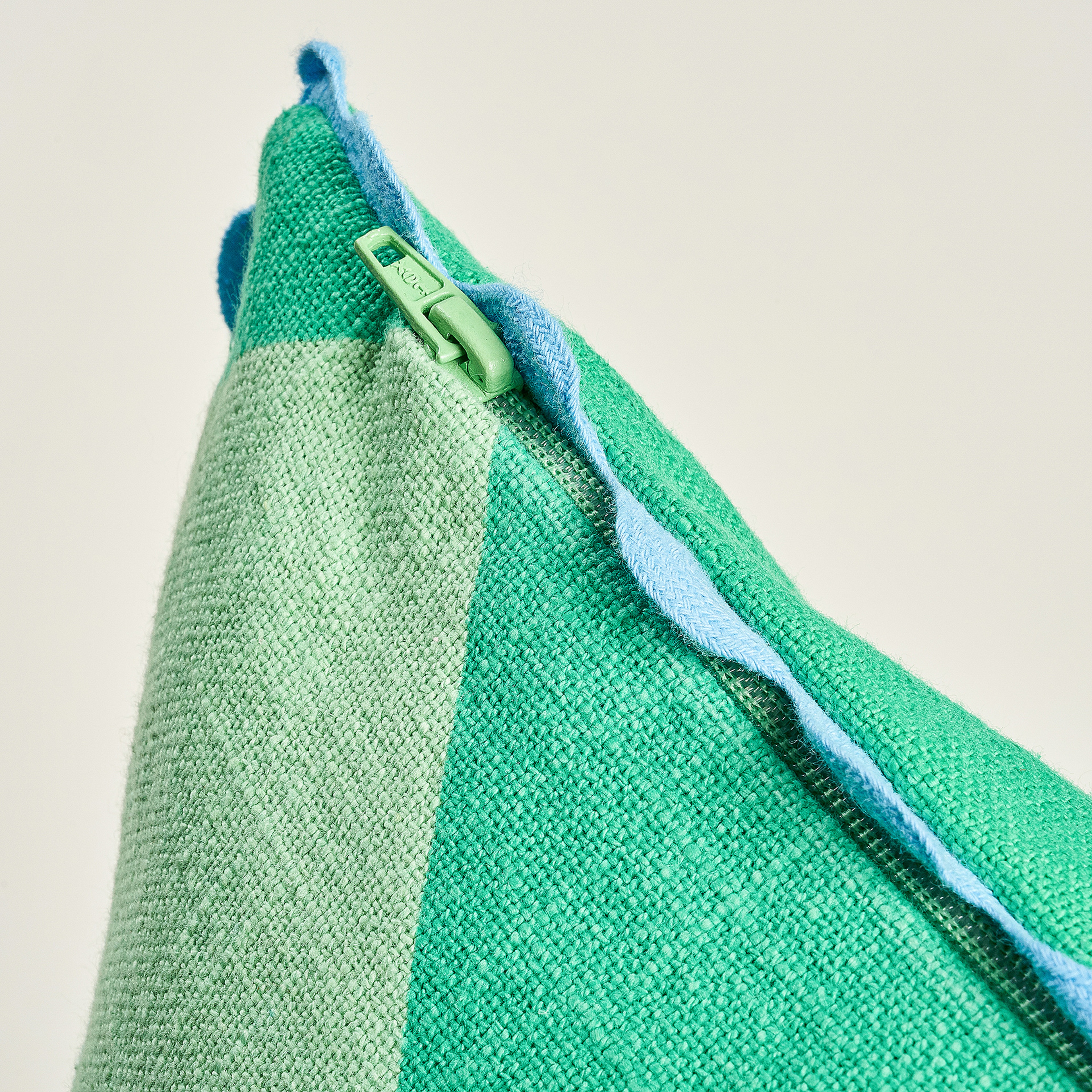 Hansı Dijital Baskılı Nakışlı Pamuk Dolgulu Kırlent 50x50 Cm Yeşil