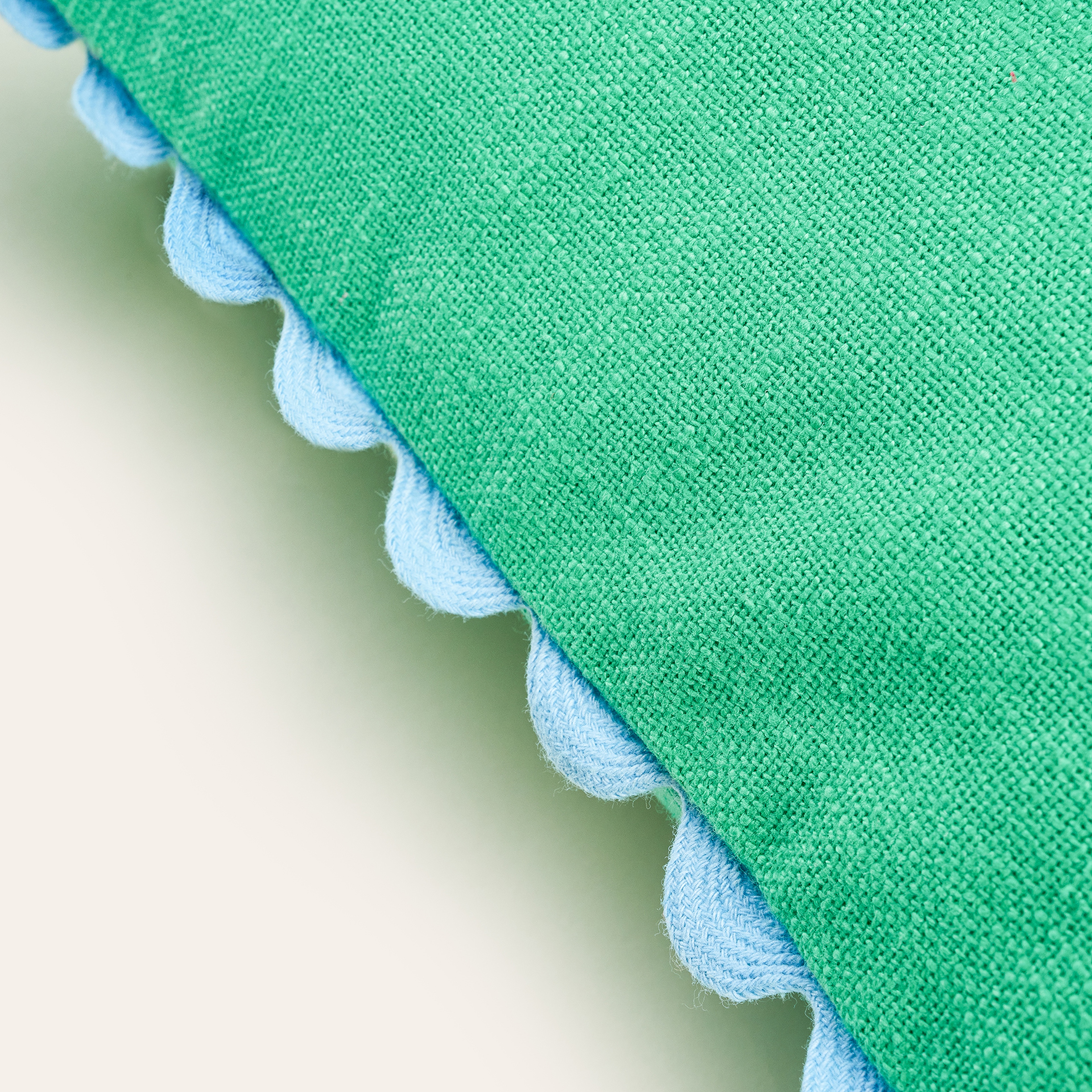 Hansı Dijital Baskılı Nakışlı Pamuk Dolgulu Kırlent 50x50 Cm Yeşil